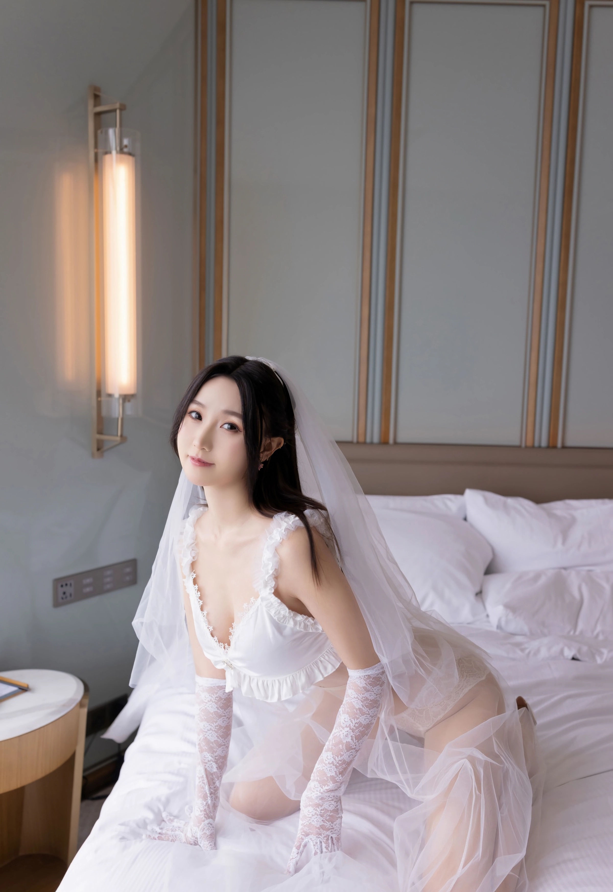 [XiuRen秀人网] 2025.10.15 No.10871 杏子Yada 轻透白纱搭配肉色丝袜 性感写真 [70+1P]