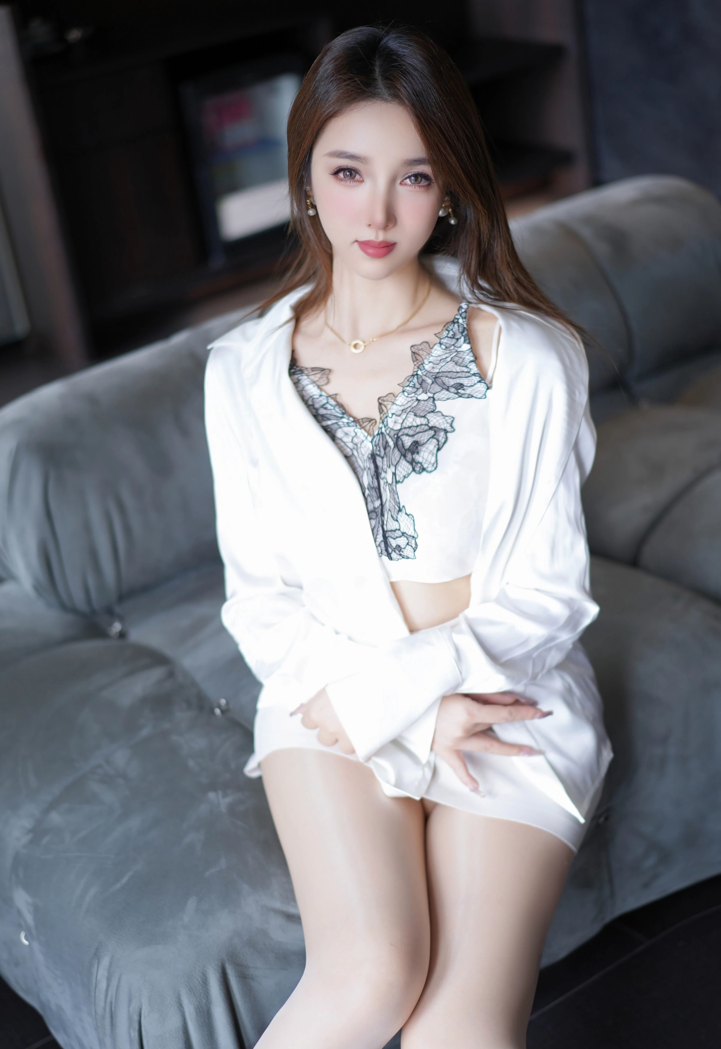 [XiuRen秀人网] 2025.10.15 No.10872 桃桃·夭夭twins 灰色OL服饰 白色蕾丝内衣 性感写真 [60+1P]