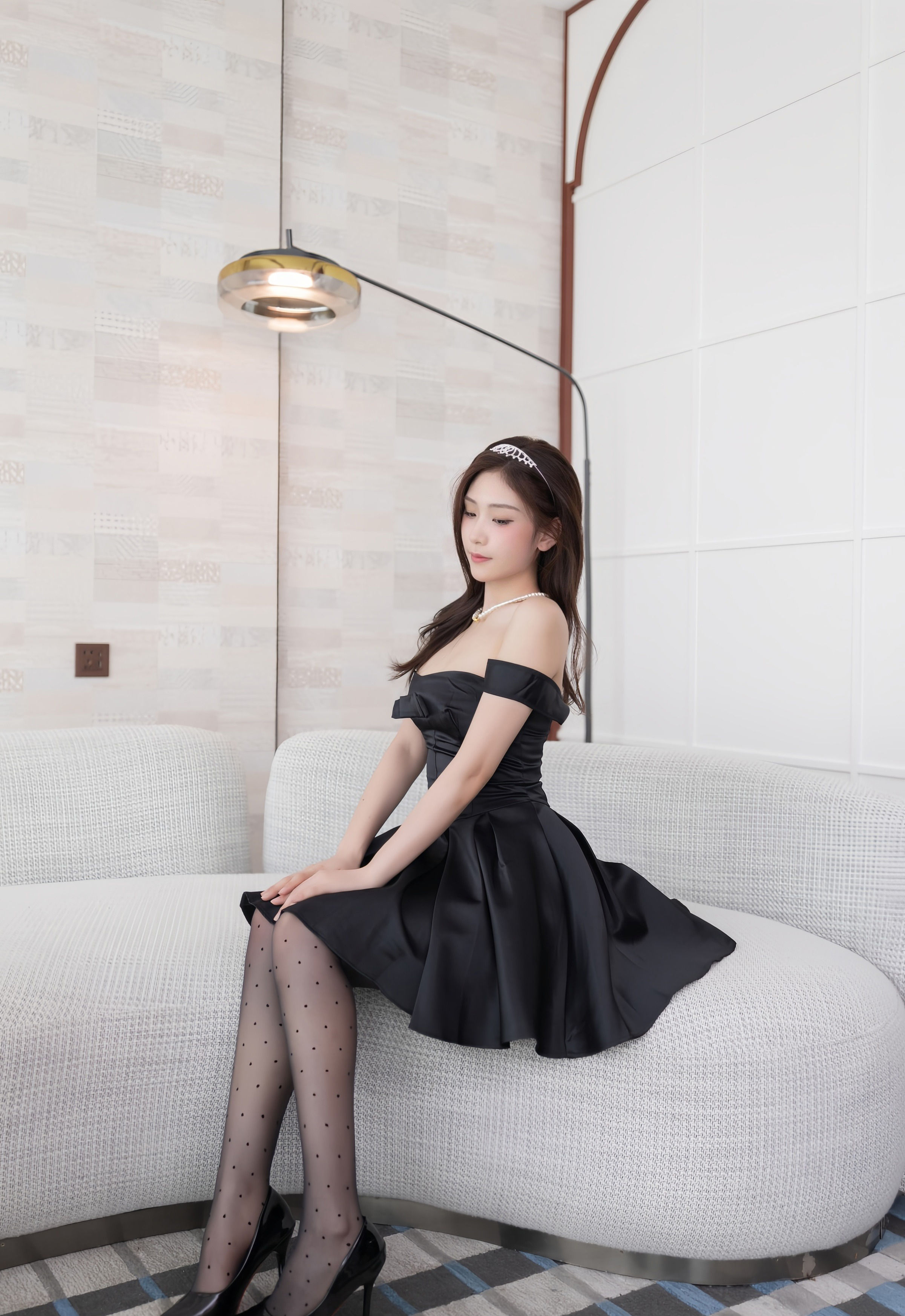 [XiuRen秀人网] 2025.10.16 No.10878 刘婷婷 黑色连衣短裙 性感写真 [71+1P]