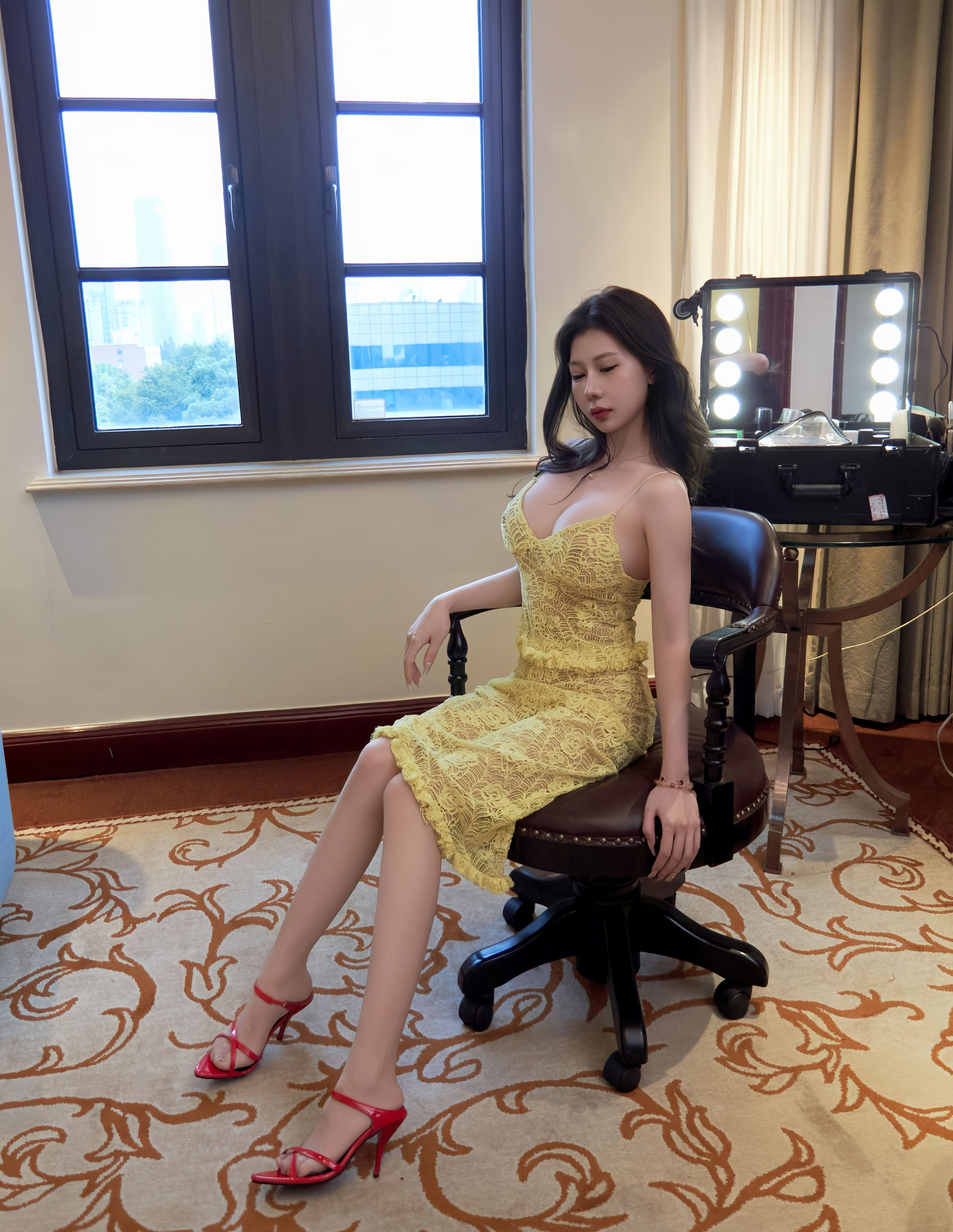 [XiuRen秀人网] 2025.10.16 No.10879 尹甜甜sunny 性感淡黄蕾丝裙 上海旅拍写真 [82+1P]