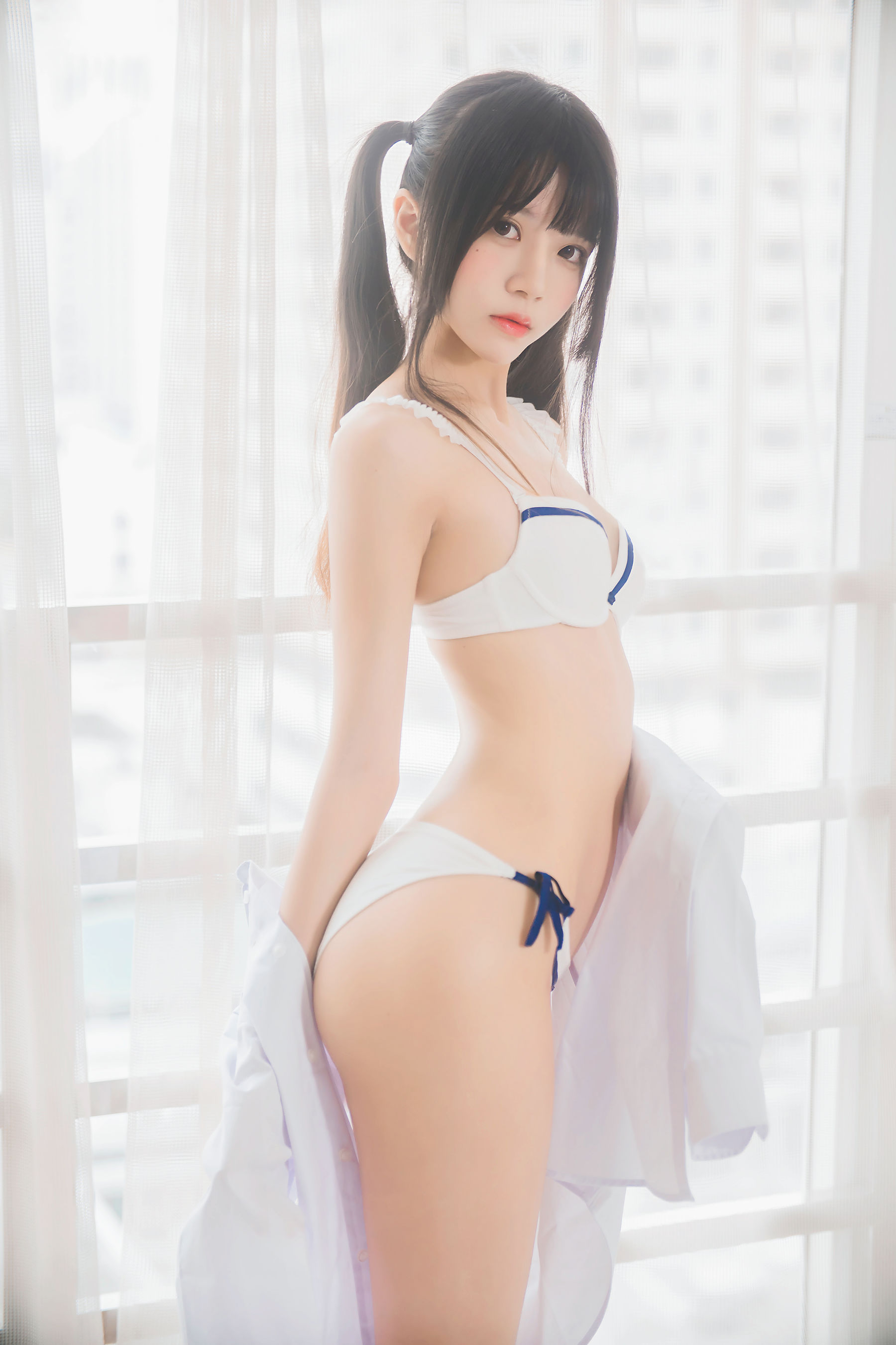 [COSPLAY] 桜桃喵 – 白衬衫双马尾