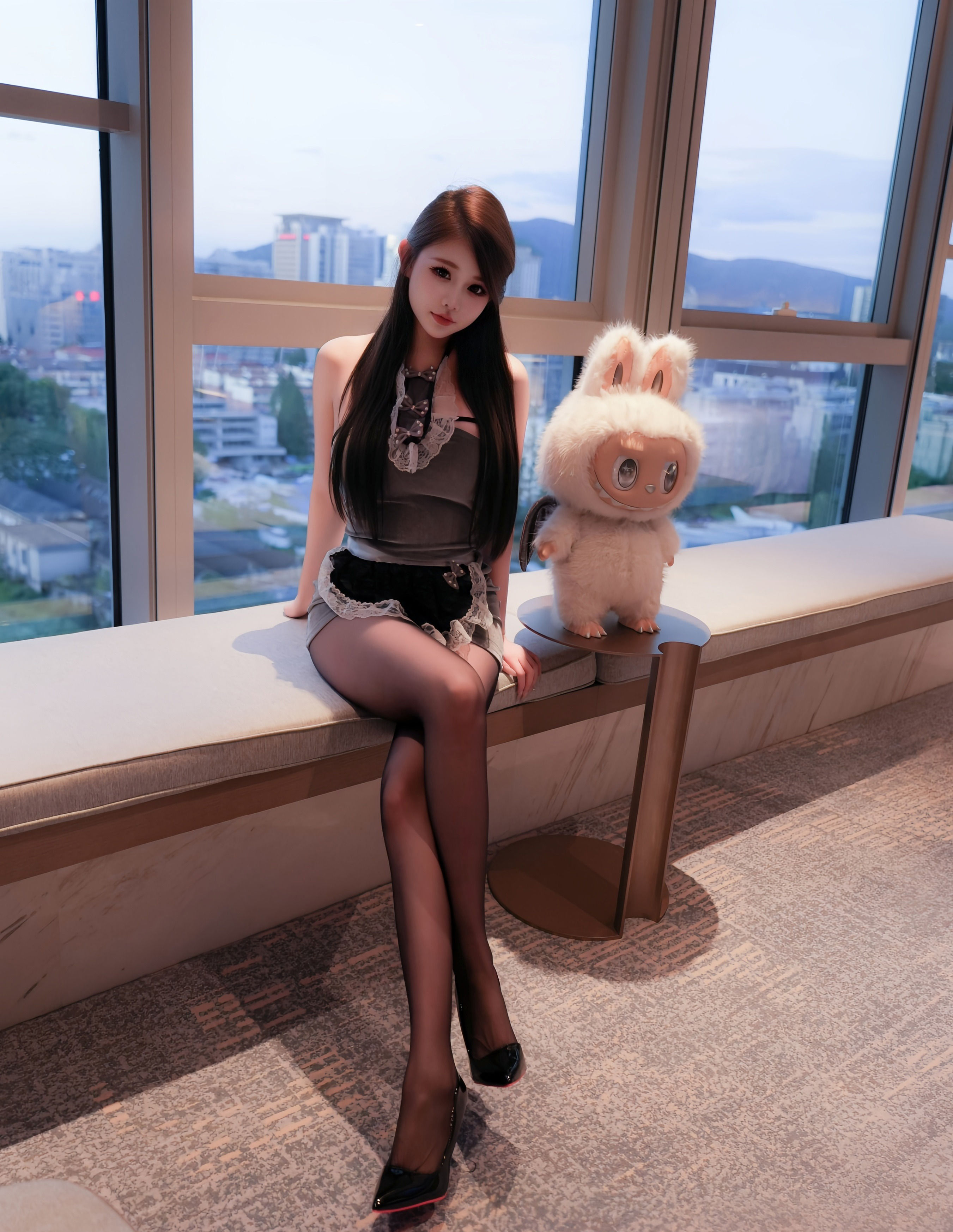 [XiuRen秀人网] 2025.10.17 No.10884 甜妮 灰色短裙 魅惑黑丝 性感写真 [60+1P]