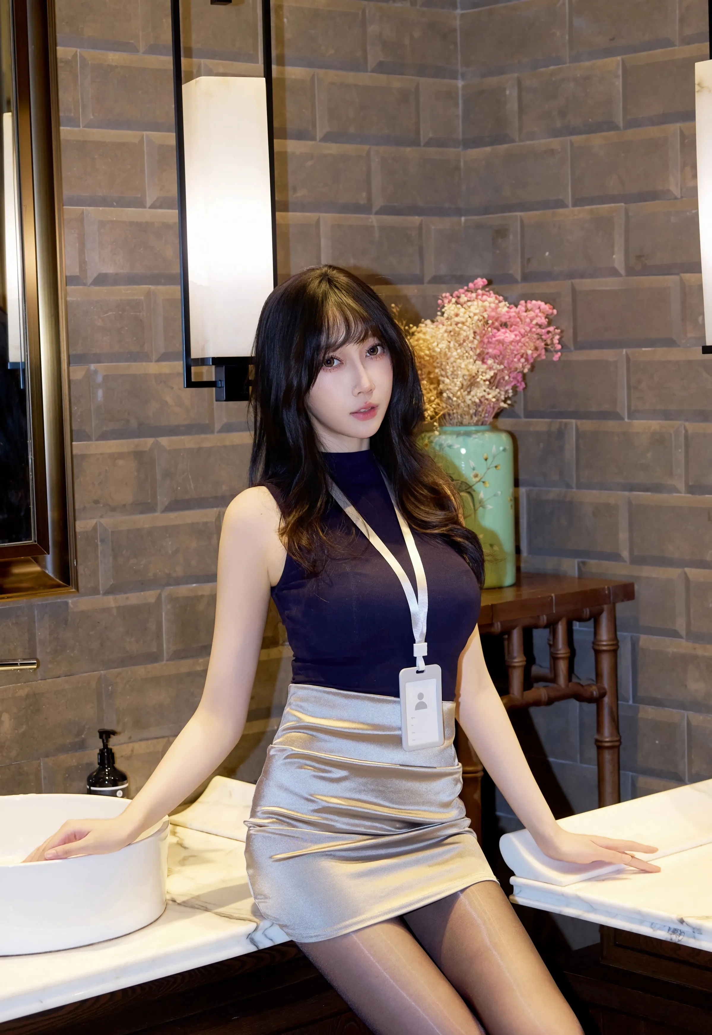 [XiuRen秀人网] 2025.10.20 No.10890 玥儿玥er 性感深色OL服饰 魅惑黑丝 上海旅拍写真 [72+1P]