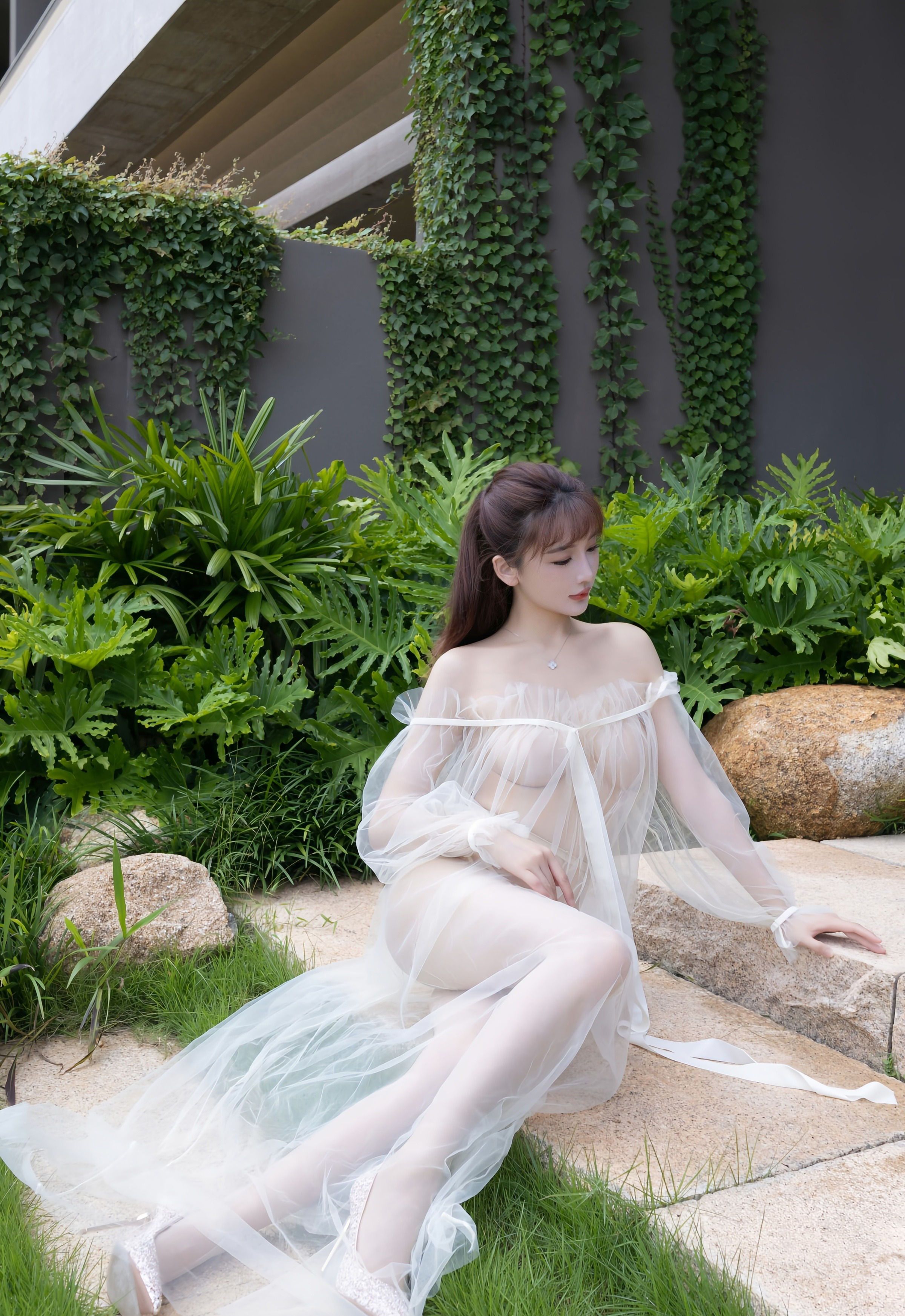 [XiuRen秀人网] 2025.10.23 No.10903 陆萱萱 轻透白纱 诱人肉丝 性感写真 [70+1P]