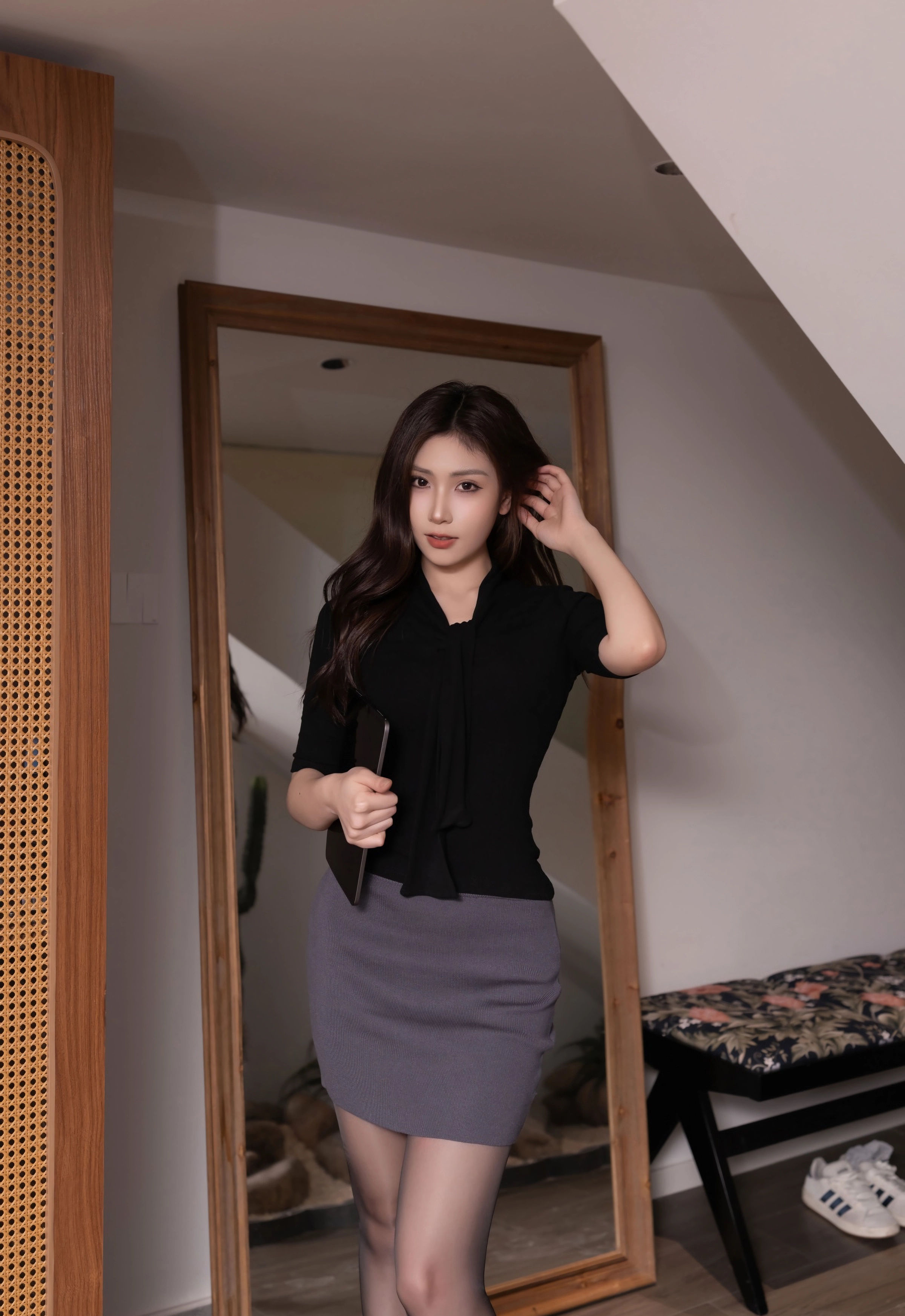 [XiuRen秀人网] 2025.10.30 No.10930 刘婷婷 黑色OL服饰 性感写真 [77+1P]