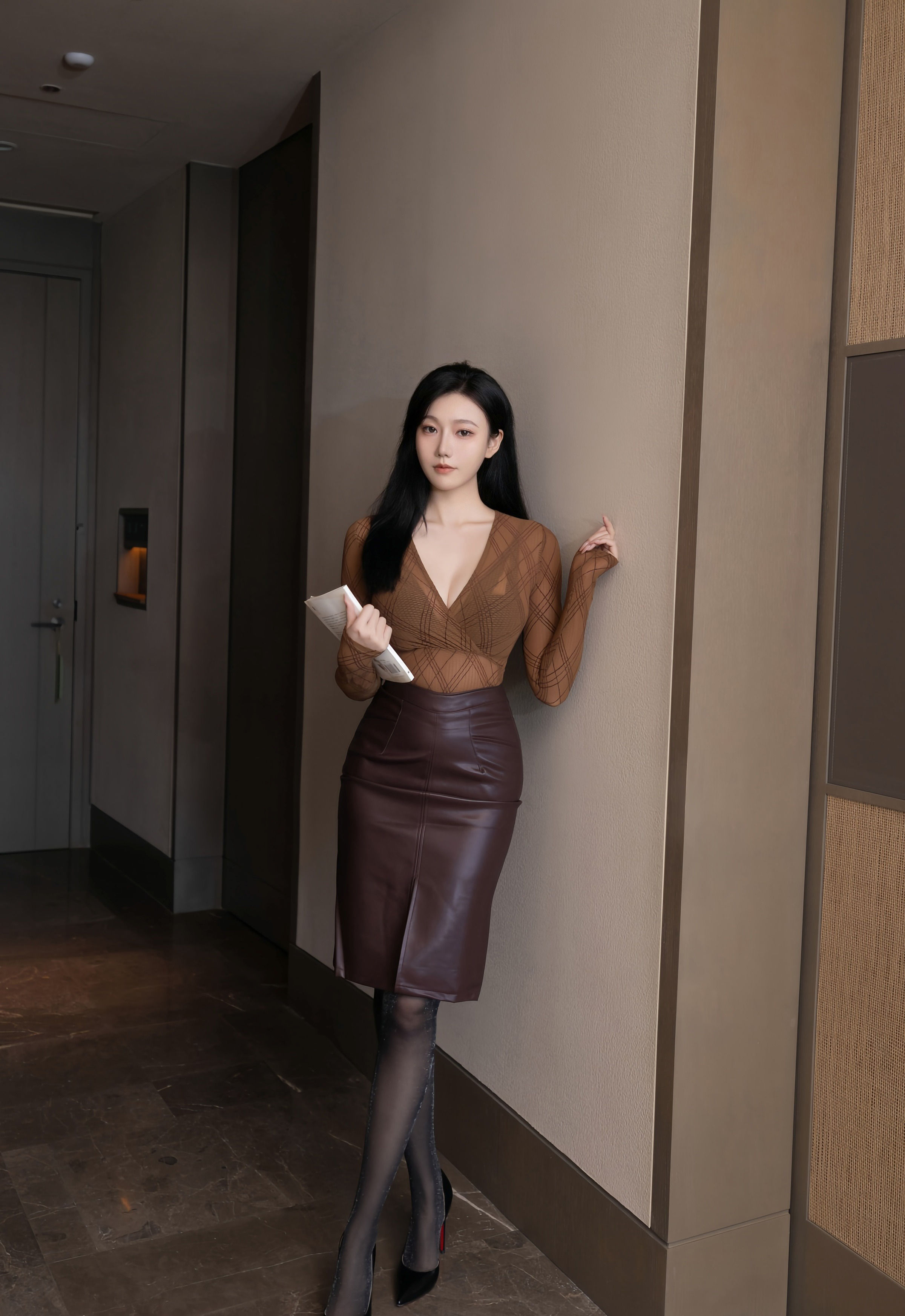 [XiuRen秀人网] 2025.11.04 No.10947 安然anran 棕色皮裙 魅惑黑丝 性感写真 [78+1P]