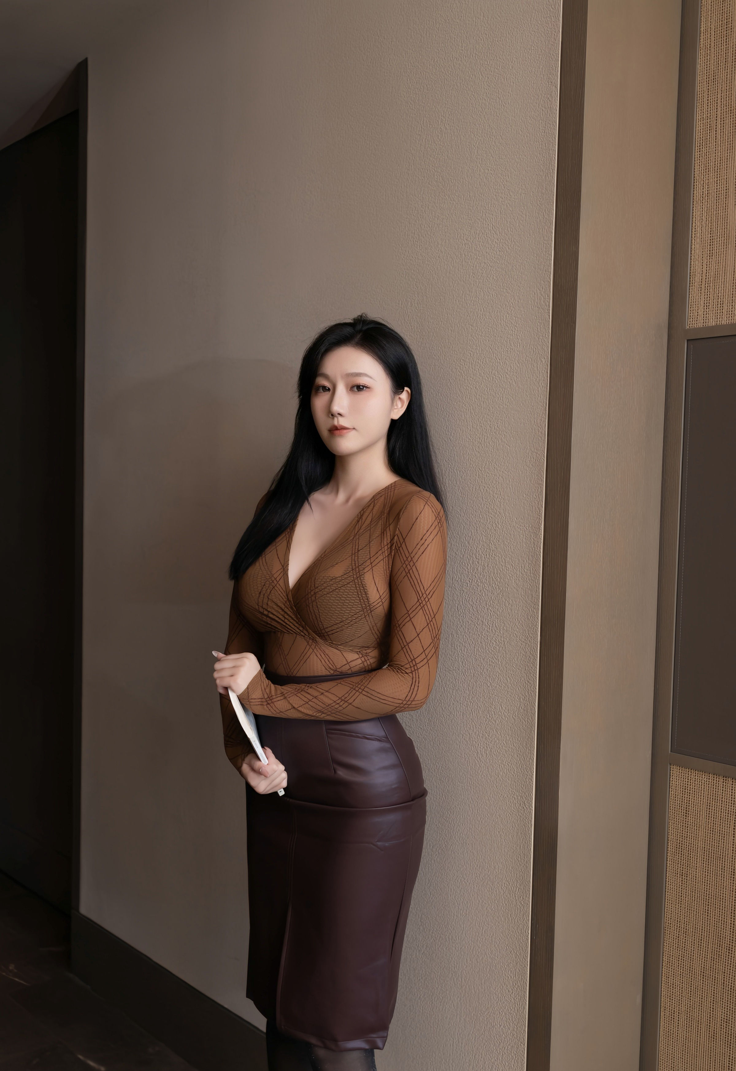 [XiuRen秀人网] 2025.11.04 No.10947 安然anran 棕色皮裙 魅惑黑丝 性感写真 [78+1P]