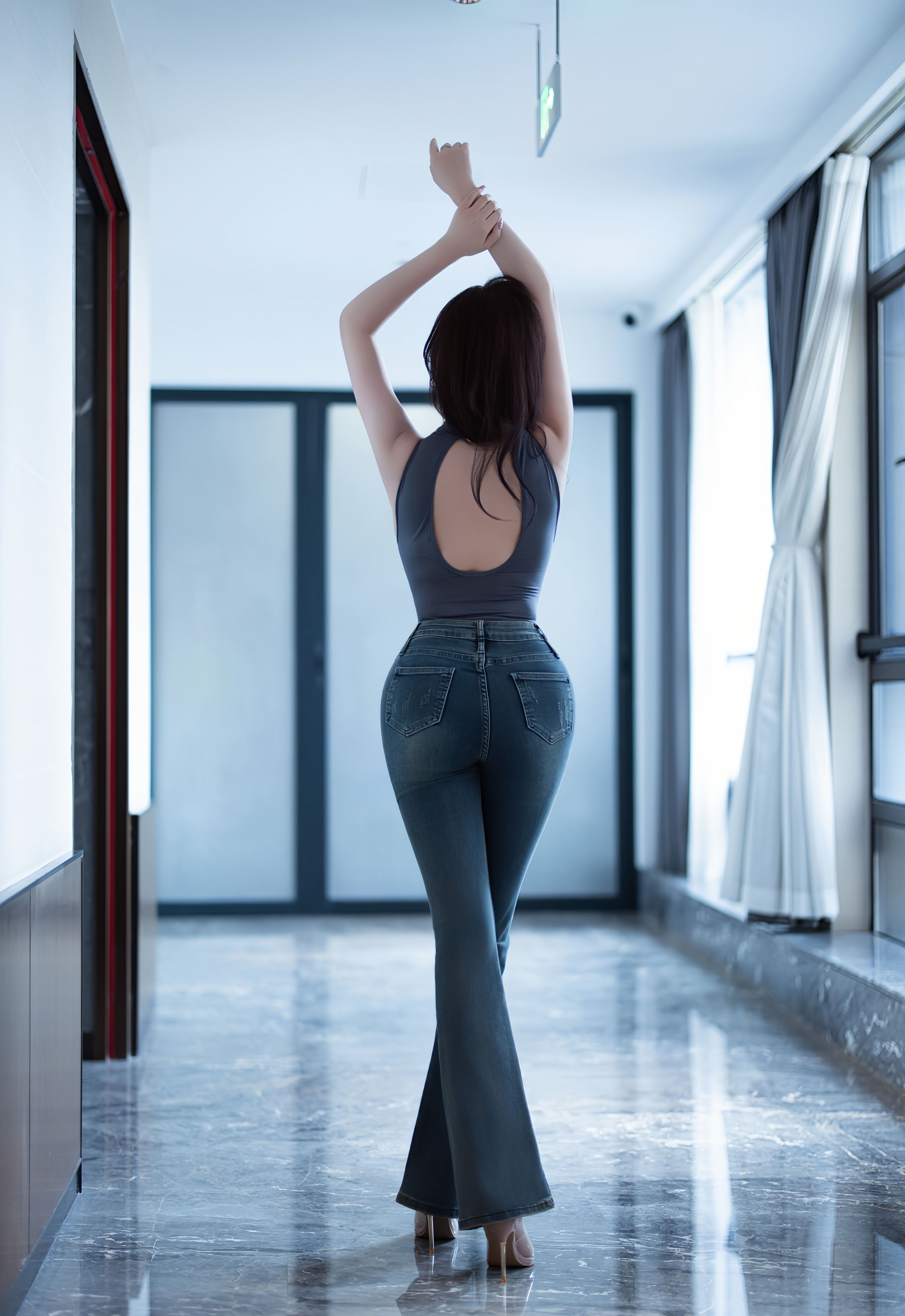 [XiuRen秀人网] 2025.11.06 No.10952 CHENCHEN 杨晨晨 性感灰色服饰 西安旅拍写真 [78+1P]