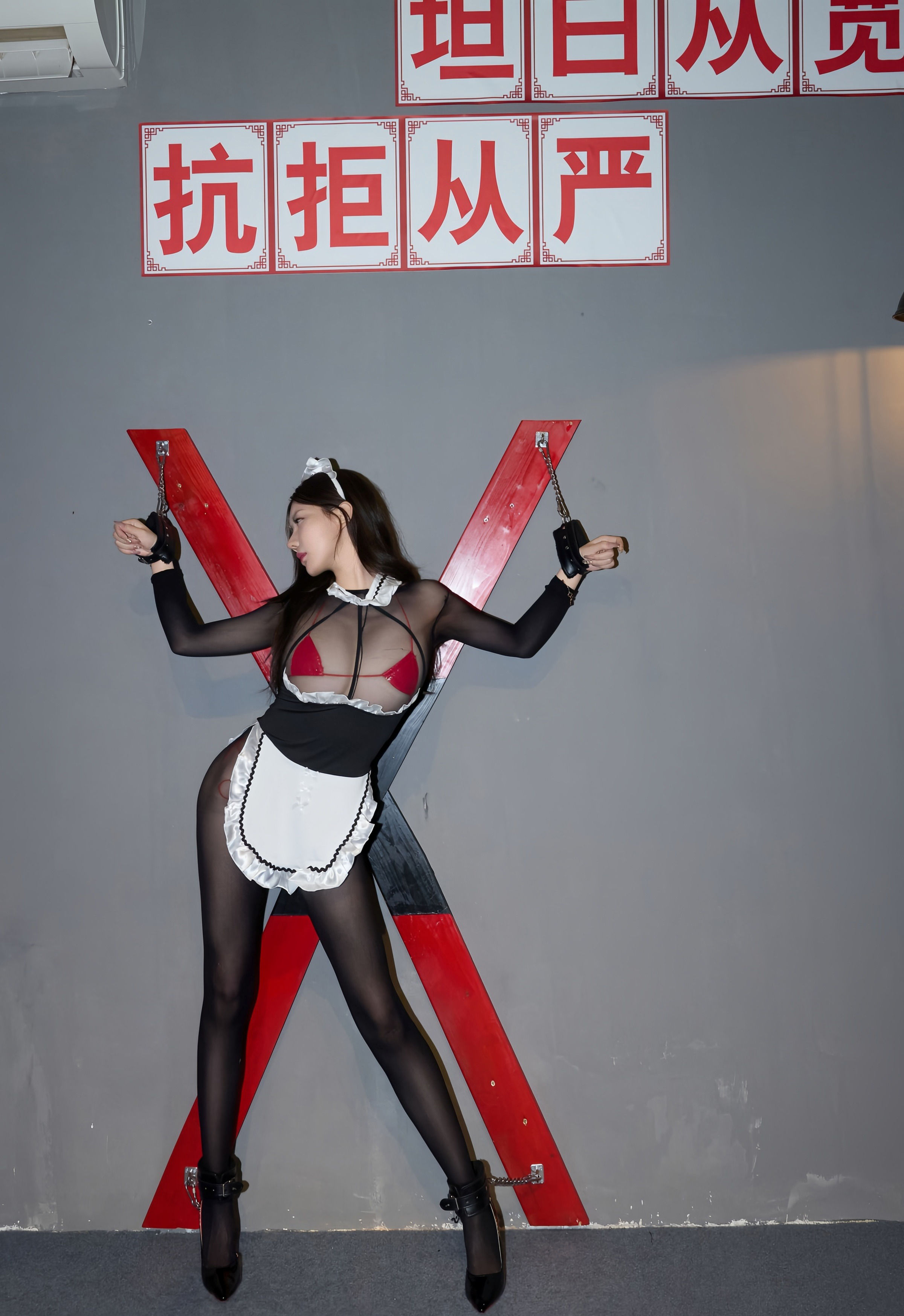 [XiuRen秀人网] 2025.11.06 No.10957 尹甜甜sunny 性感黑色连体丝袜 上海旅拍写真 [60+1P]