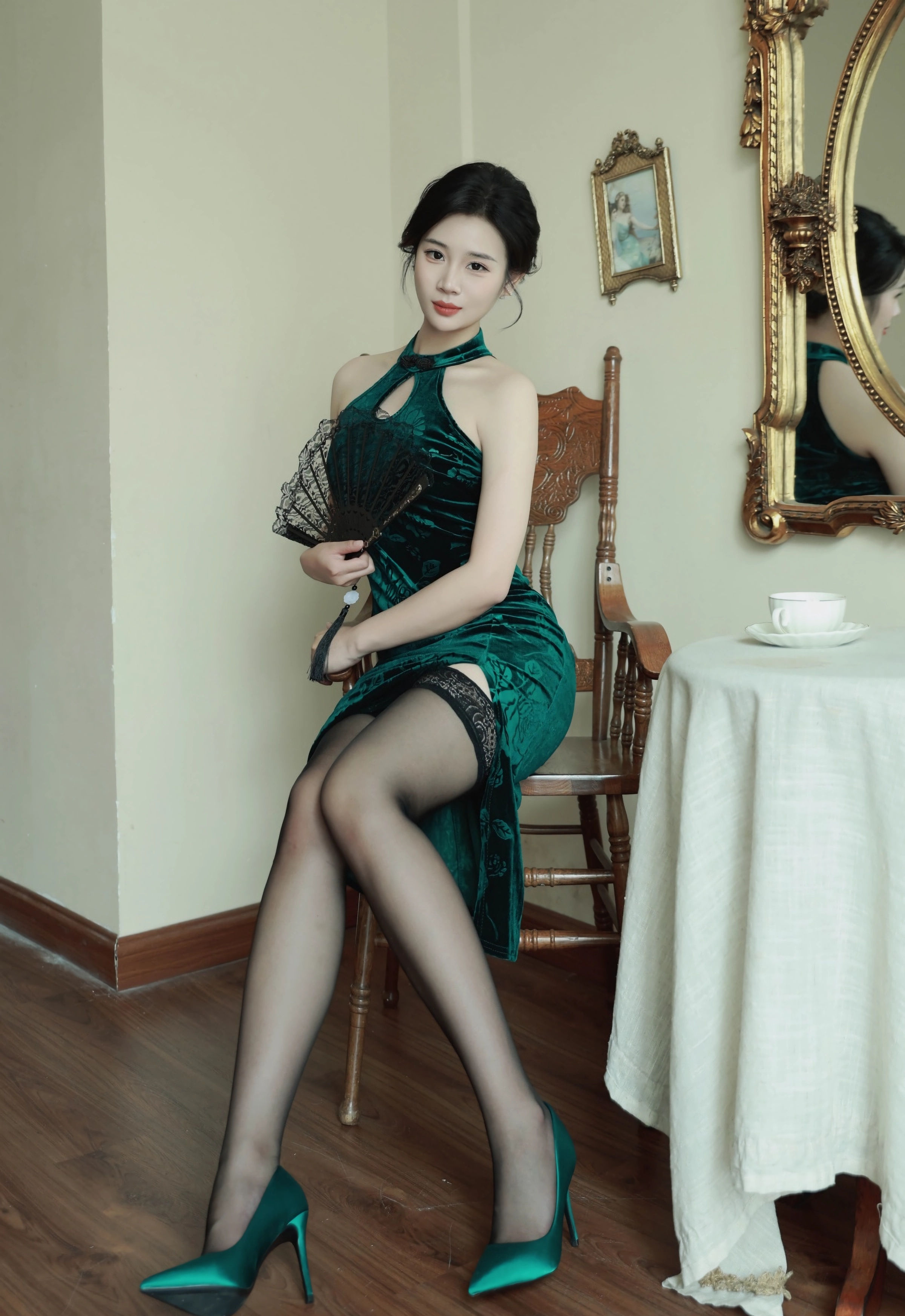 [XiuRen秀人网] 2025.11.07 No.10962 南乔 墨绿色旗袍 墨绿色蕾丝内衣 性感写真 [72+1P]