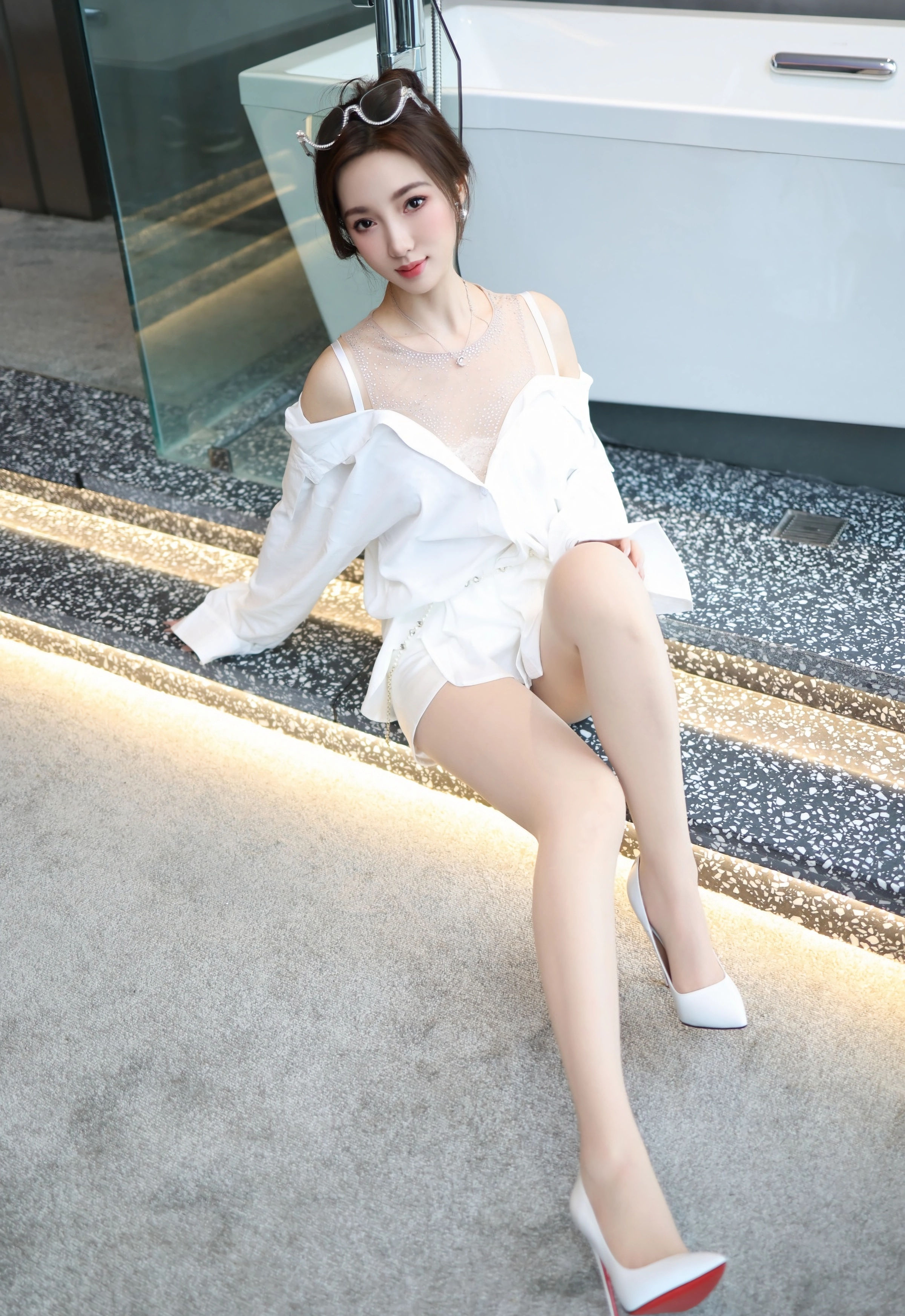 [YOUMI尤蜜荟] 2025.11.07 VOL.1177 Twins-桃桃 白色连衣短裙 诱人白色丝袜 性感写真 [76+1P]