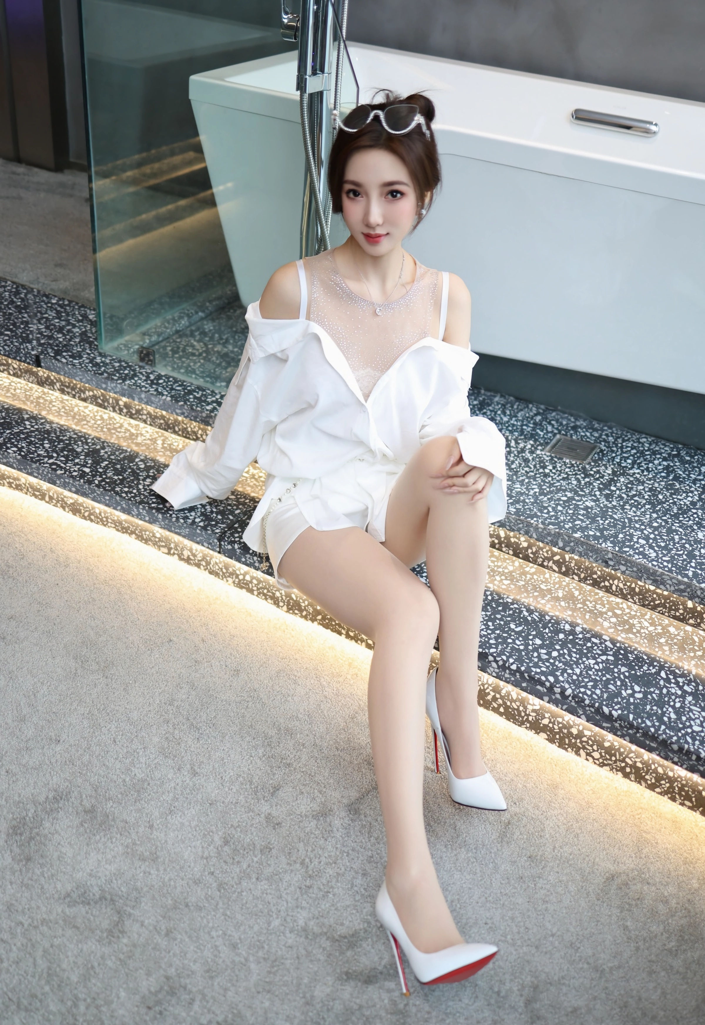 [YOUMI尤蜜荟] 2025.11.07 VOL.1177 Twins-桃桃 白色连衣短裙 诱人白色丝袜 性感写真 [76+1P]