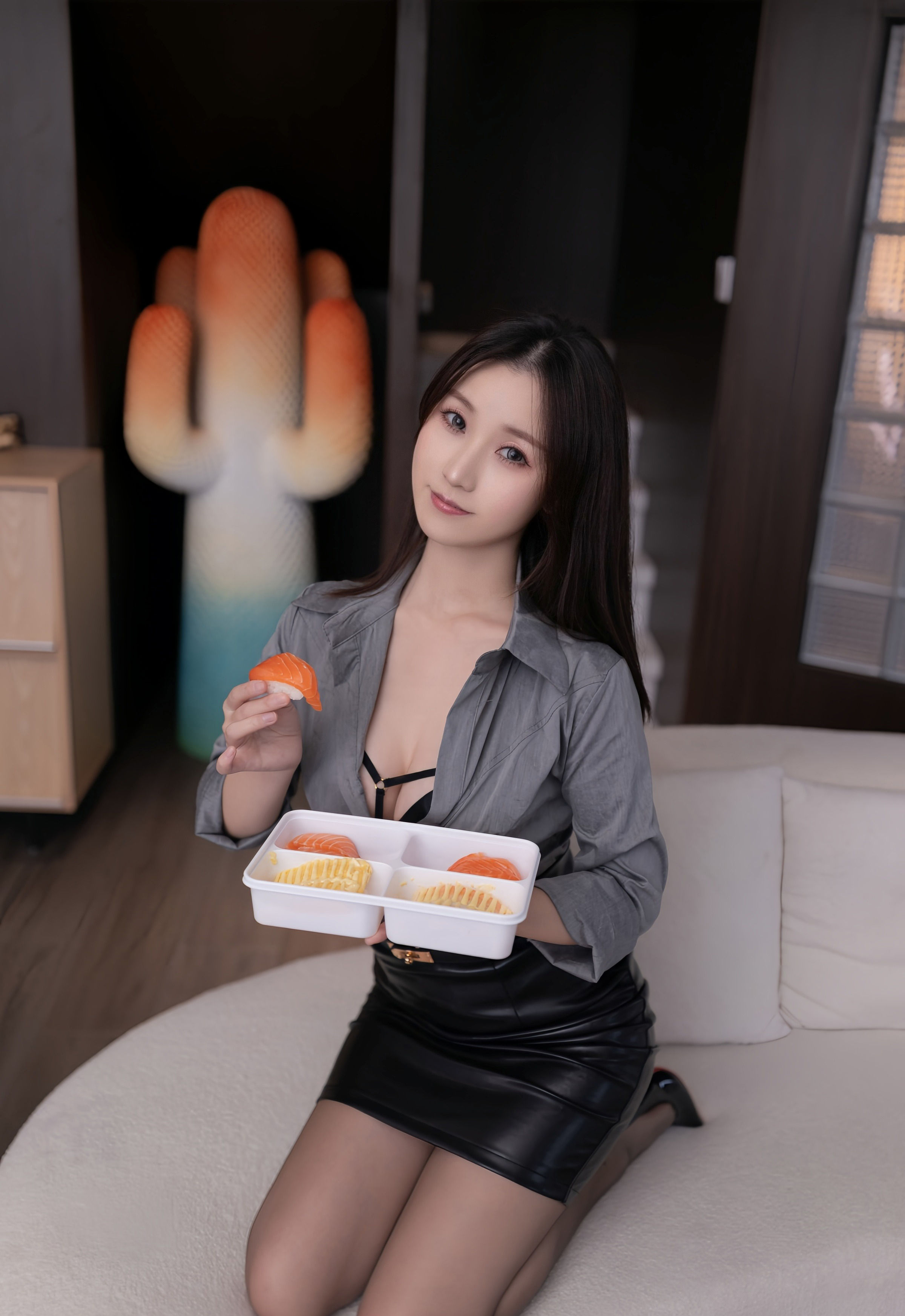 [XiuRen秀人网] 2025.11.12 No.10978 杏子Yada 灰色衬衫 魅惑黑丝 性感写真 [83+1P]