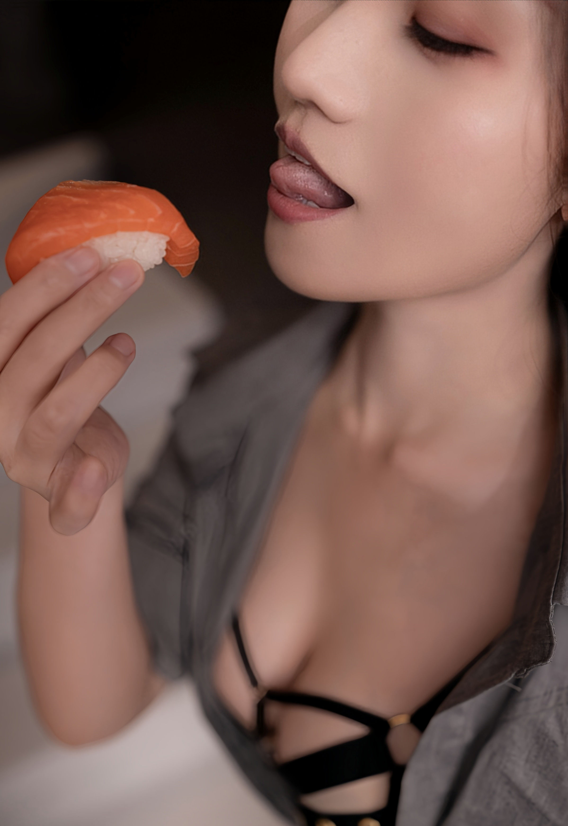 [XiuRen秀人网] 2025.11.12 No.10978 杏子Yada 灰色衬衫 魅惑黑丝 性感写真 [83+1P]