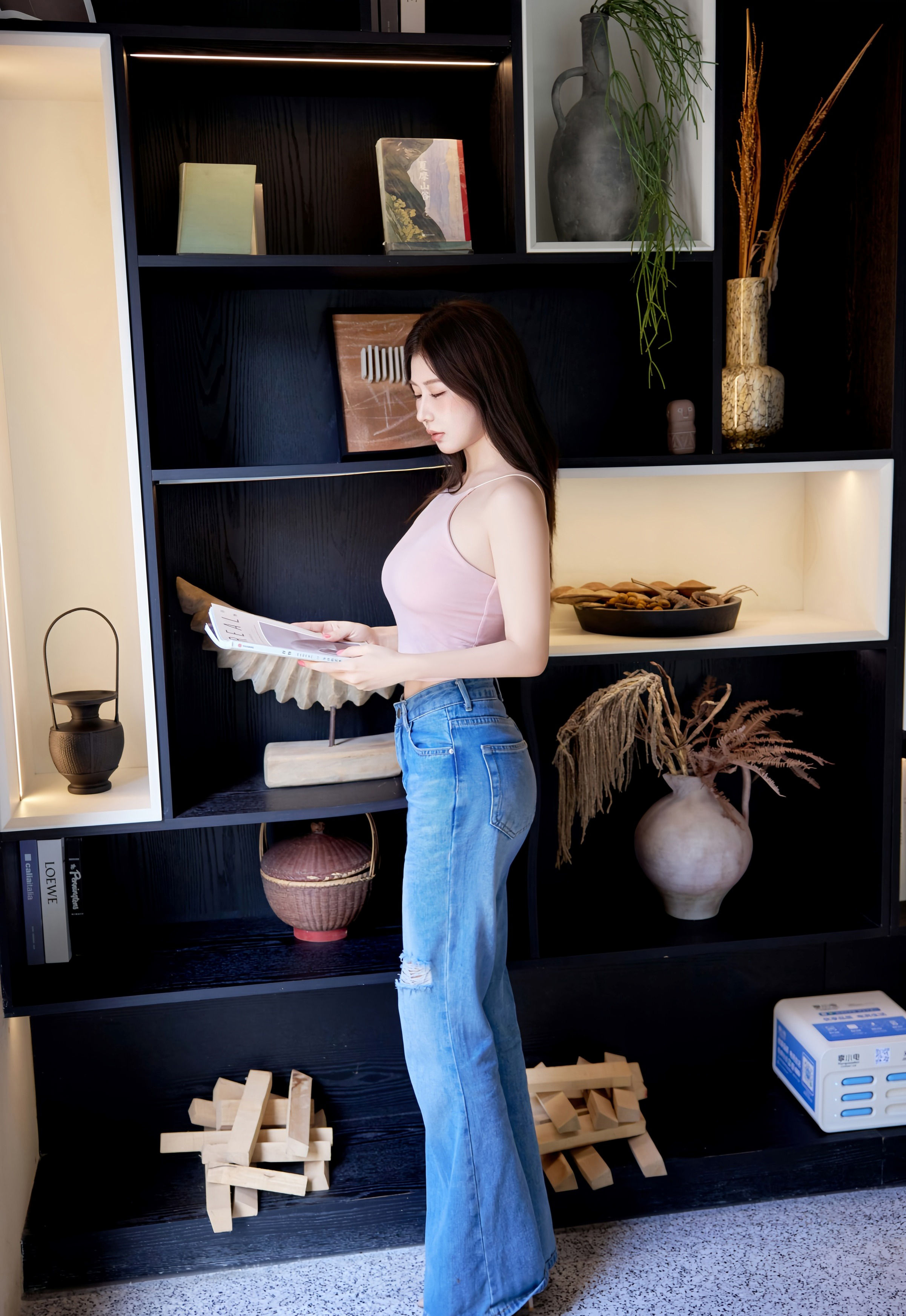 [XiuRen秀人网] 2025.11.13 No.10983 尹甜甜sunny 粉色常服 蓝色牛仔裤 性感写真 [83+1P]