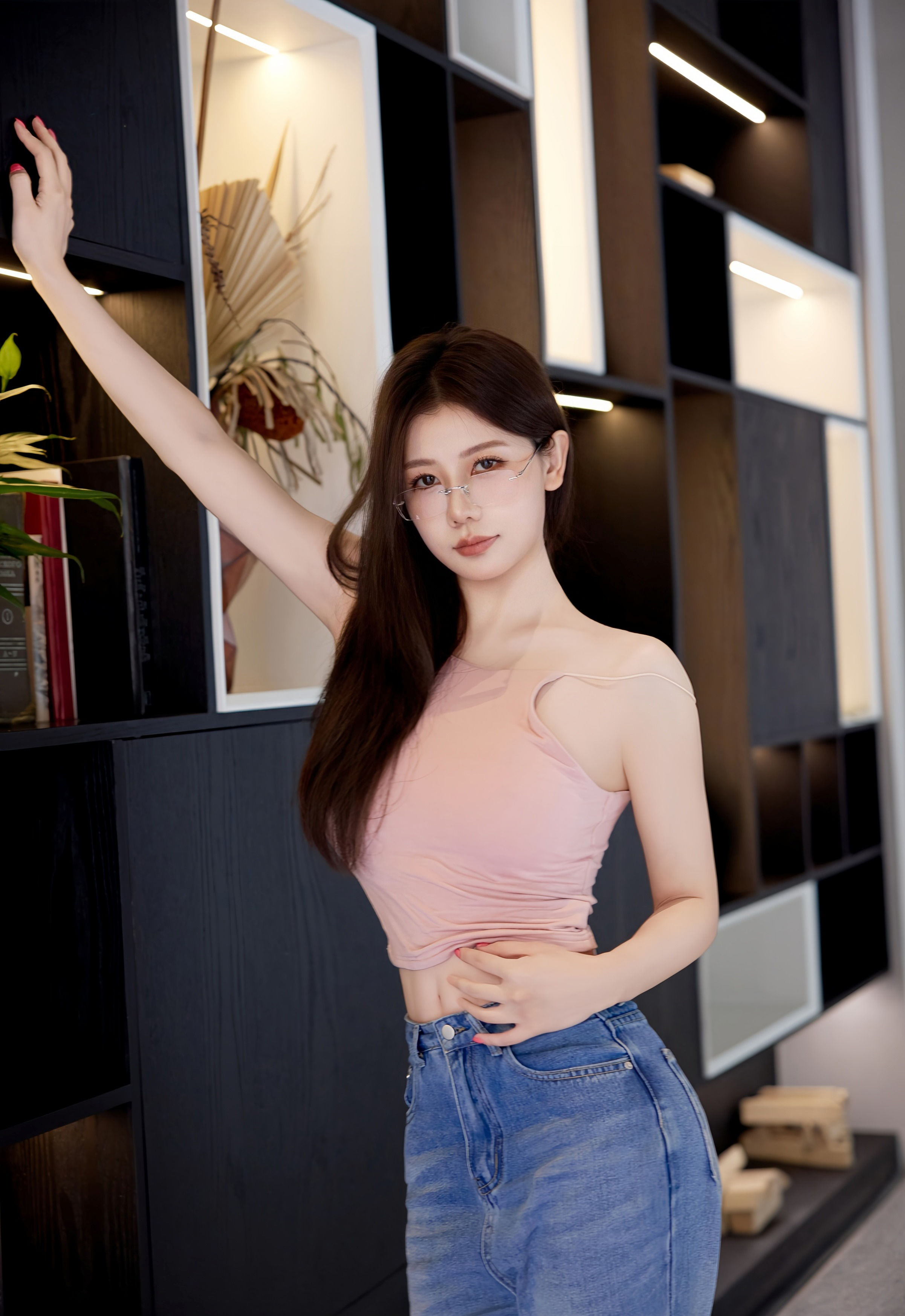 [XiuRen秀人网] 2025.11.13 No.10983 尹甜甜sunny 粉色常服 蓝色牛仔裤 性感写真 [83+1P]