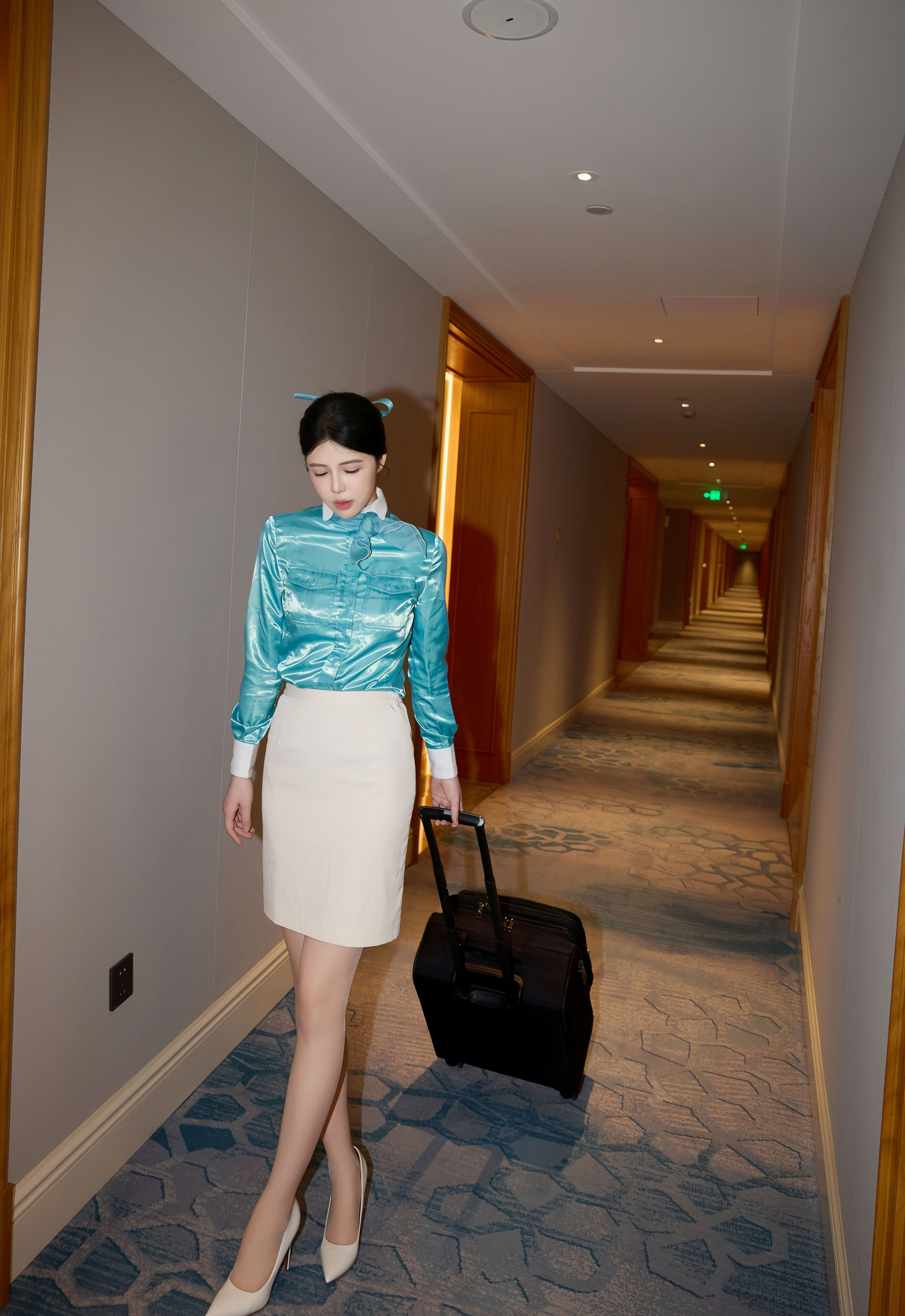 [XiuRen秀人网] 2025.11.18 No.10998 方蕾蕾 空姐制服诱惑 性感写真 [77+1P]