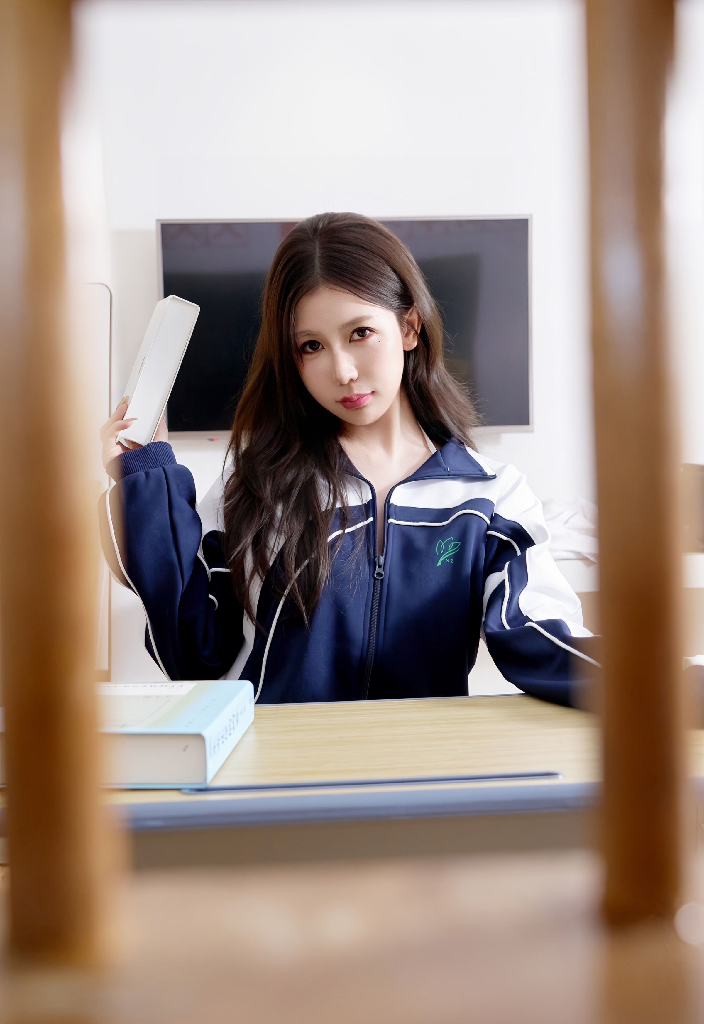 [XiuRen秀人网] 2025.11.20 No.11012 尹甜甜sunny 深色校服 性感情趣内衣 上海旅拍写真 [77+1P]