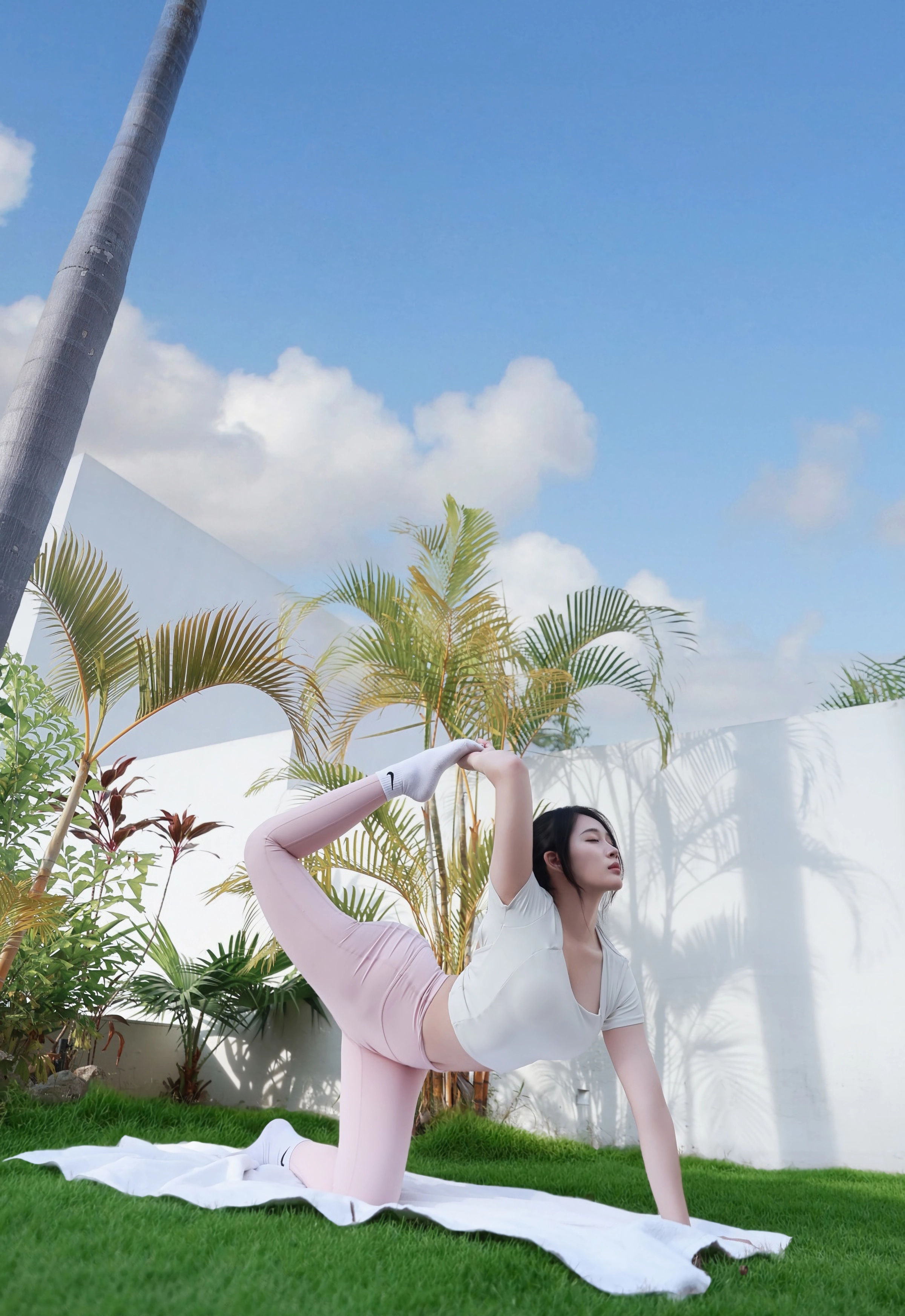 [XiuRen秀人网] 2025.11.21 No.11018 南乔 浅色瑜伽服 灰色丝袜 性感写真 [80+1P]