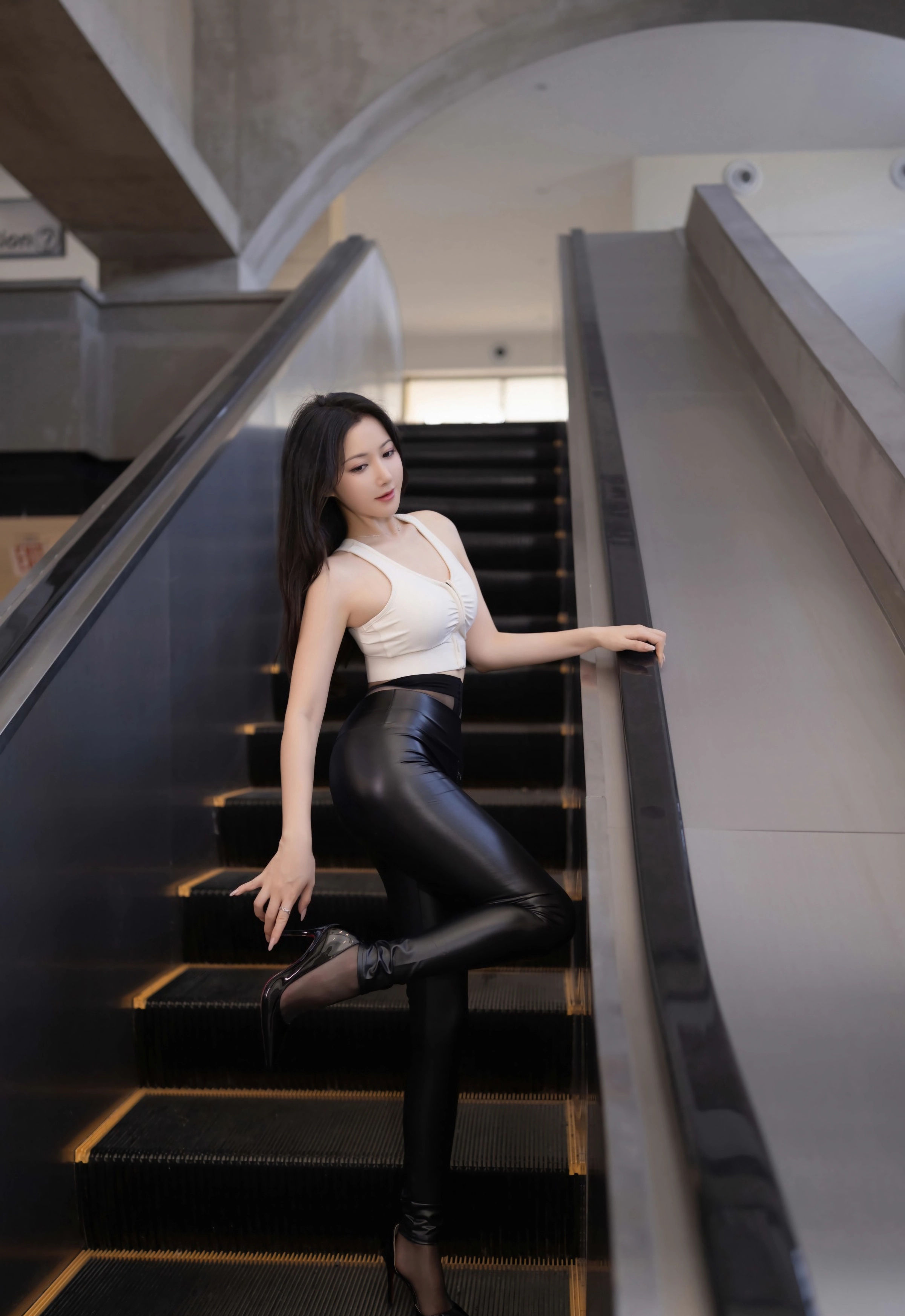 [XiuRen秀人网] 2025.11.21 No.11021 鱼子酱Fish 黑色皮裤 魅惑黑丝 性感写真 [74+1P]