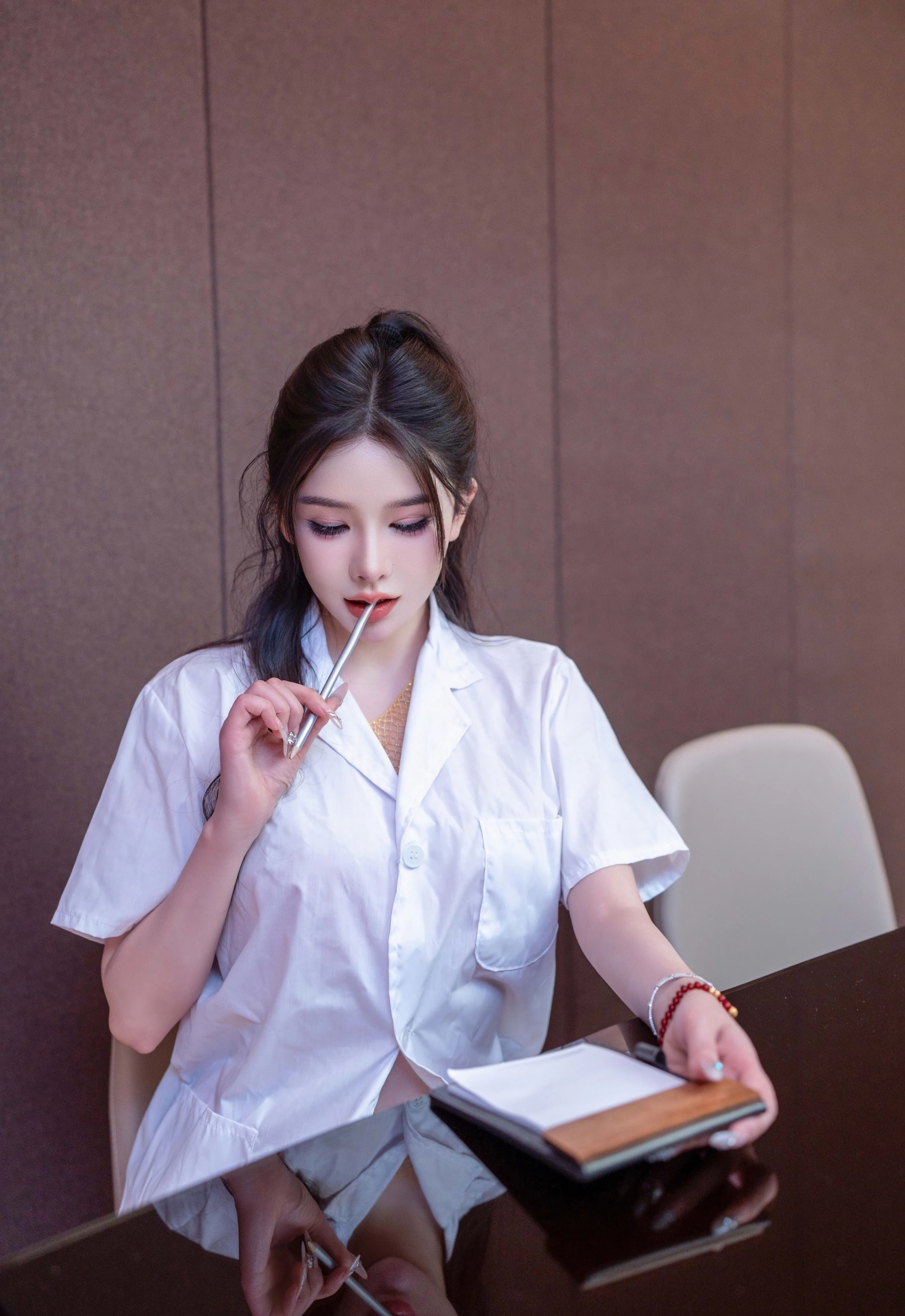 [XINGYAN星颜社] 2025.11.21 VOL.431 李丽莎 红色连衣裙 白色丝袜 性感写真 [64+1P]