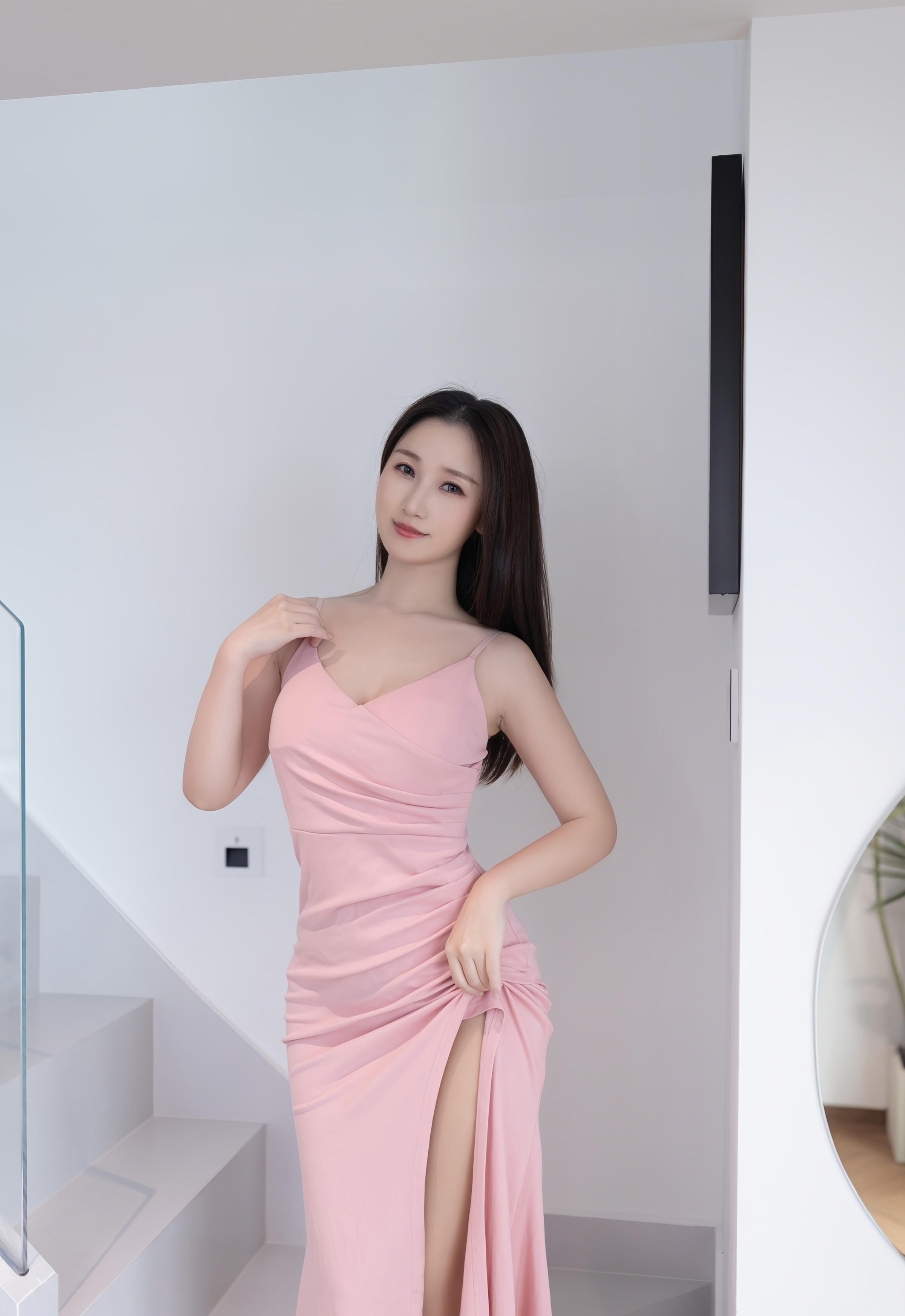 [XiuRen秀人网] 2025.11.26 No.11034 杏子Yada 性感粉色连衣裙 长沙旅拍写真 [82+1P]