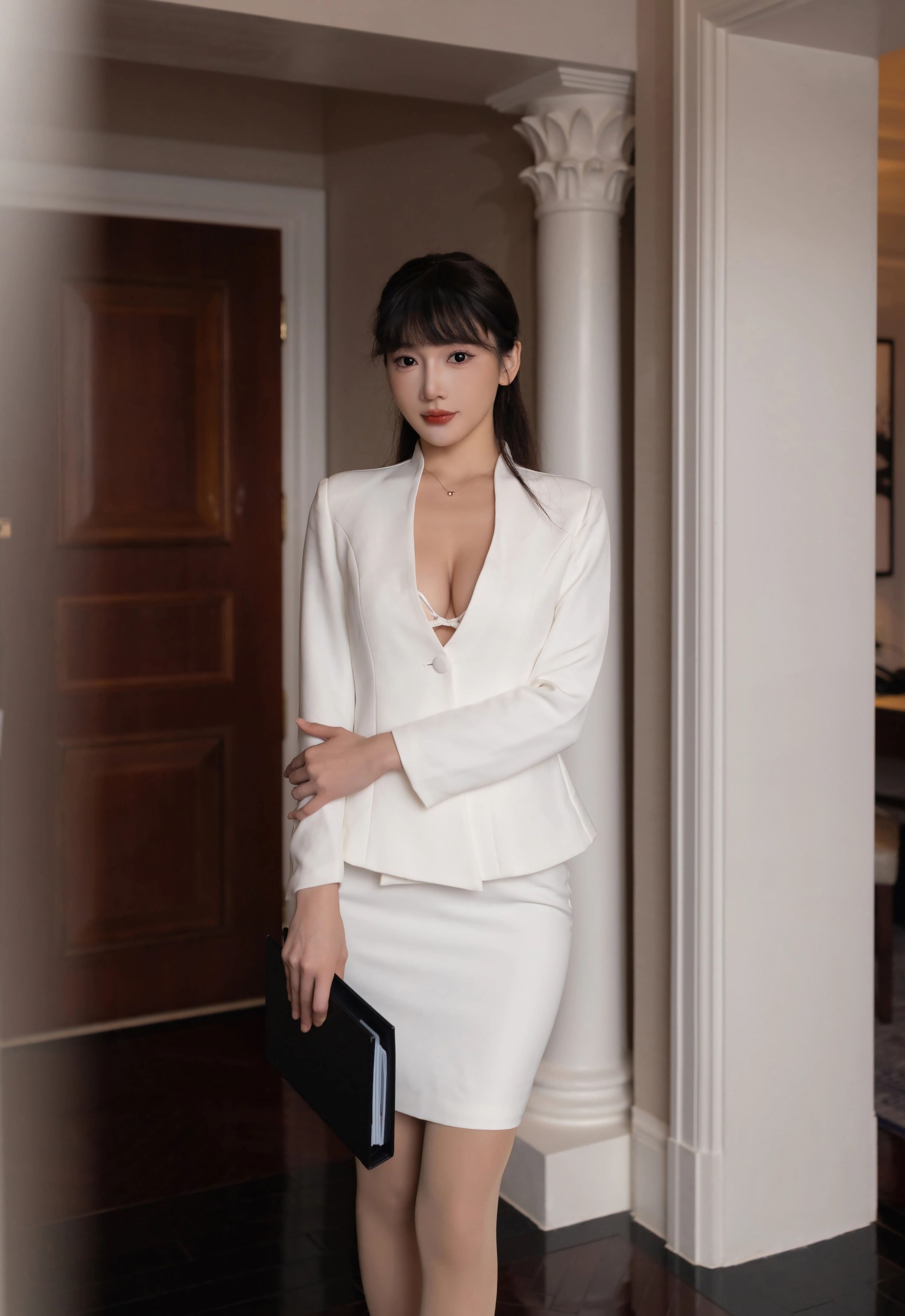 [XiuRen秀人网] 2025.11.27 No.11042 陆萱萱 性感白色套装 肉色丝袜 西安旅拍写真 [80+1P]