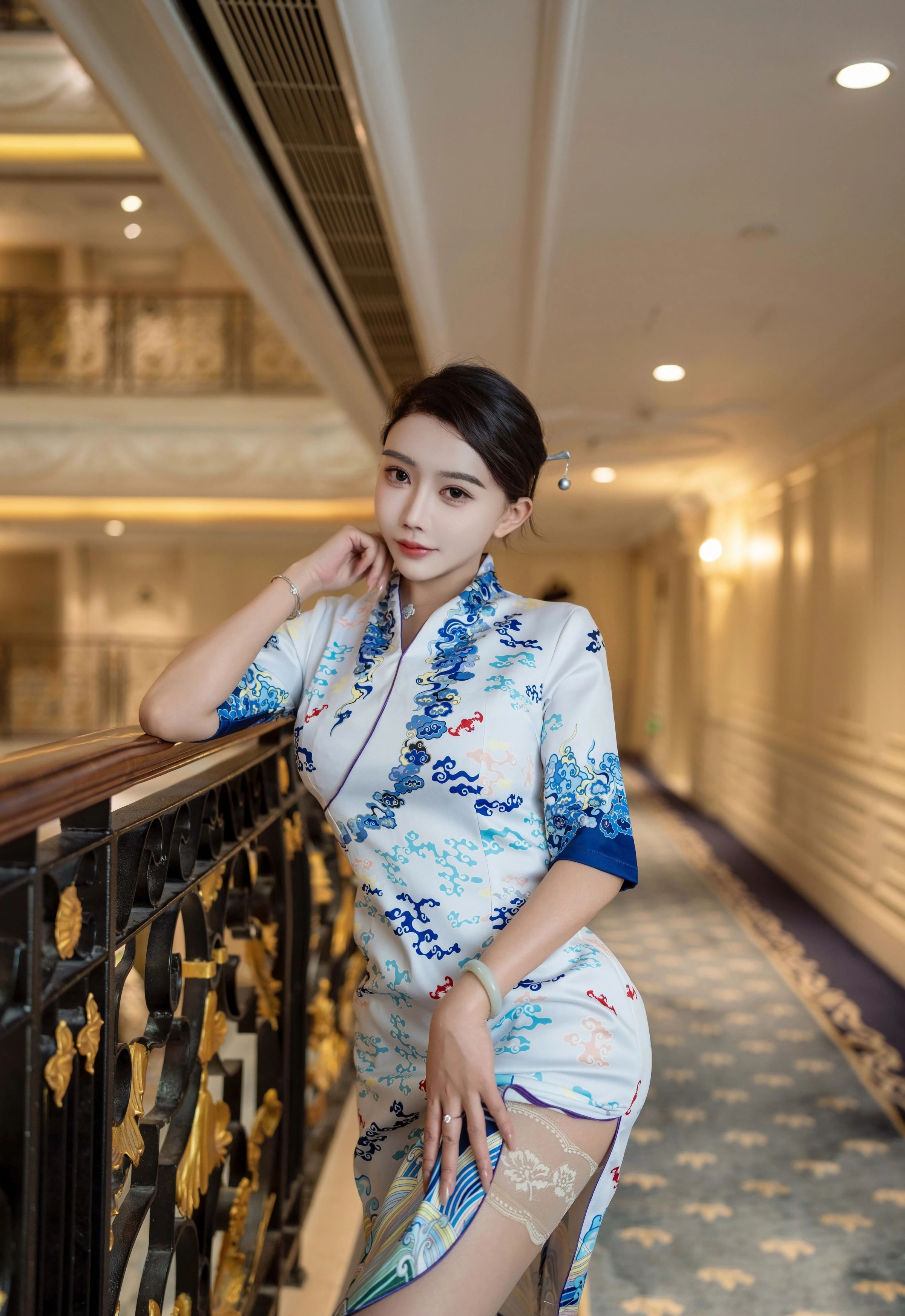 [XINGYAN星颜社] 2025.11.27 VOL.435 李若汐 浅色旗袍 魅惑肉丝 性感写真 [76+1P]