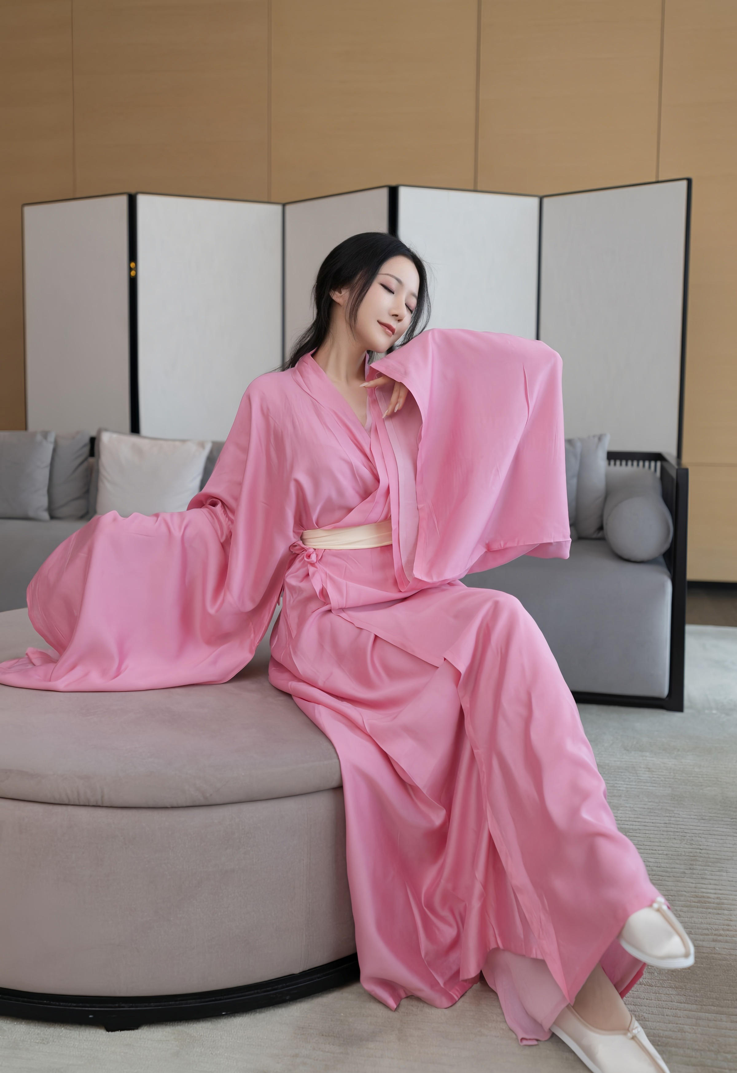 [XiuRen秀人网] 2025.11.28 No.11049 鱼子酱Fish 粉色月影纱 肉色丝袜 性感写真 [82+1P]