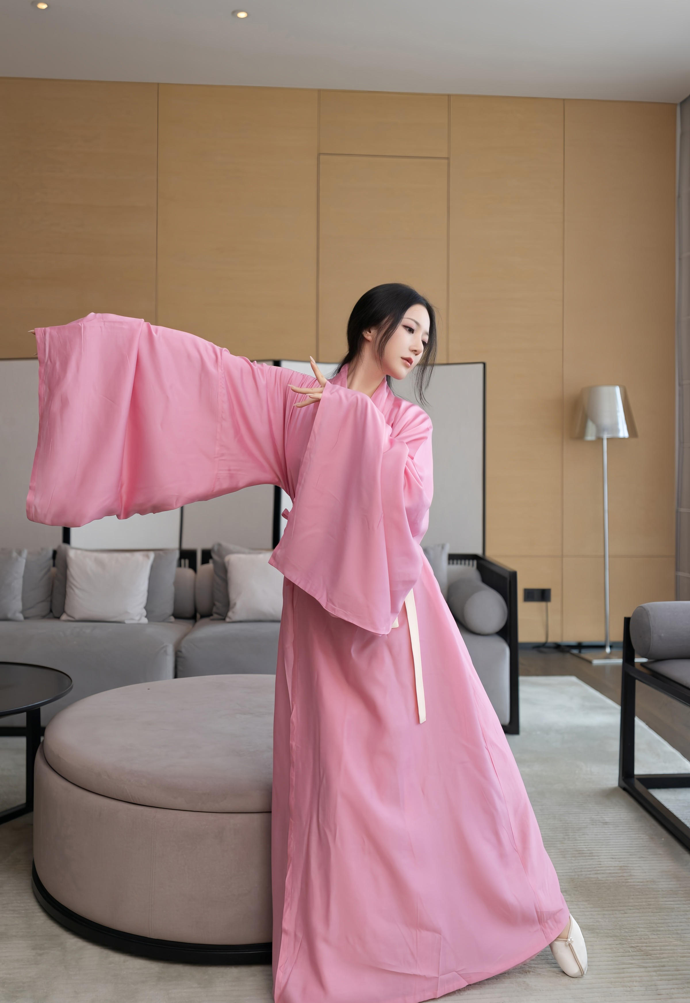 [XiuRen秀人网] 2025.11.28 No.11049 鱼子酱Fish 粉色月影纱 肉色丝袜 性感写真 [82+1P]