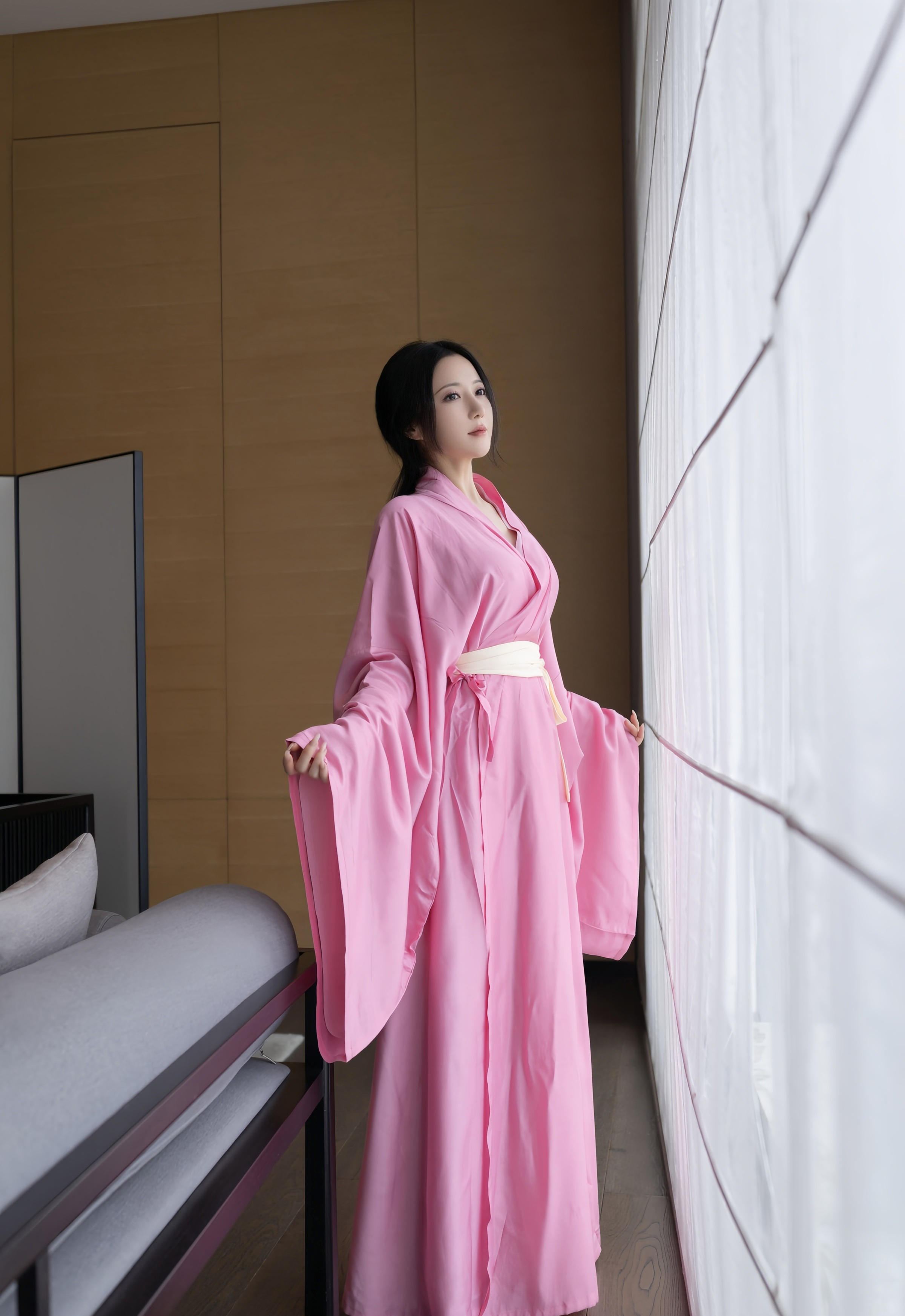 [XiuRen秀人网] 2025.11.28 No.11049 鱼子酱Fish 粉色月影纱 肉色丝袜 性感写真 [82+1P]