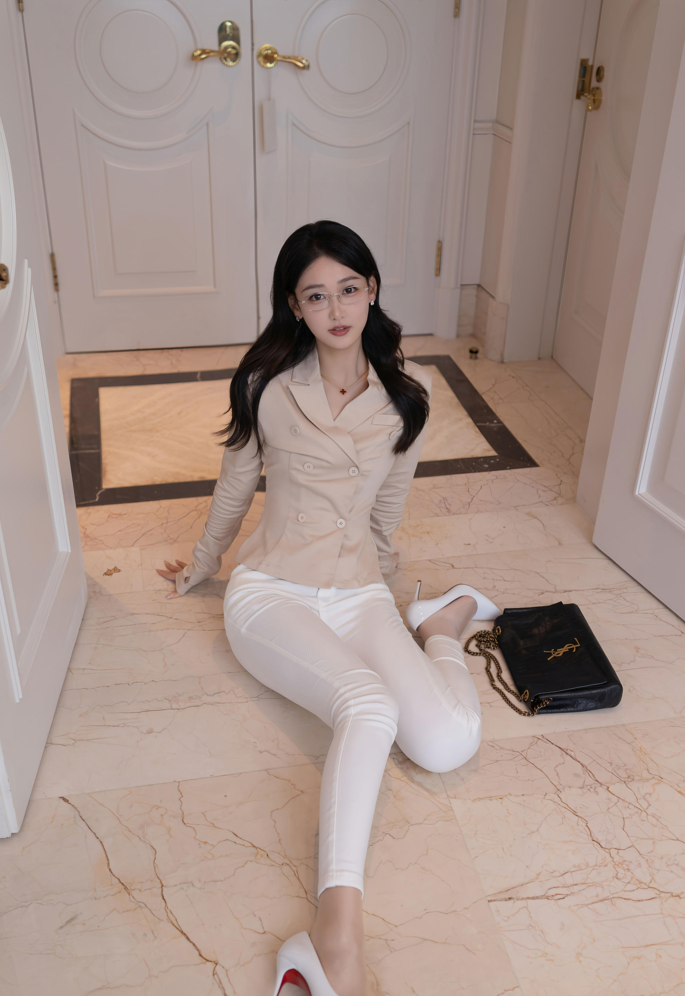 [XiuRen秀人网] 2025.12.01 No.11053 唐安琪 OL服饰 浅色情趣内衣 性感写真 [84+1P]