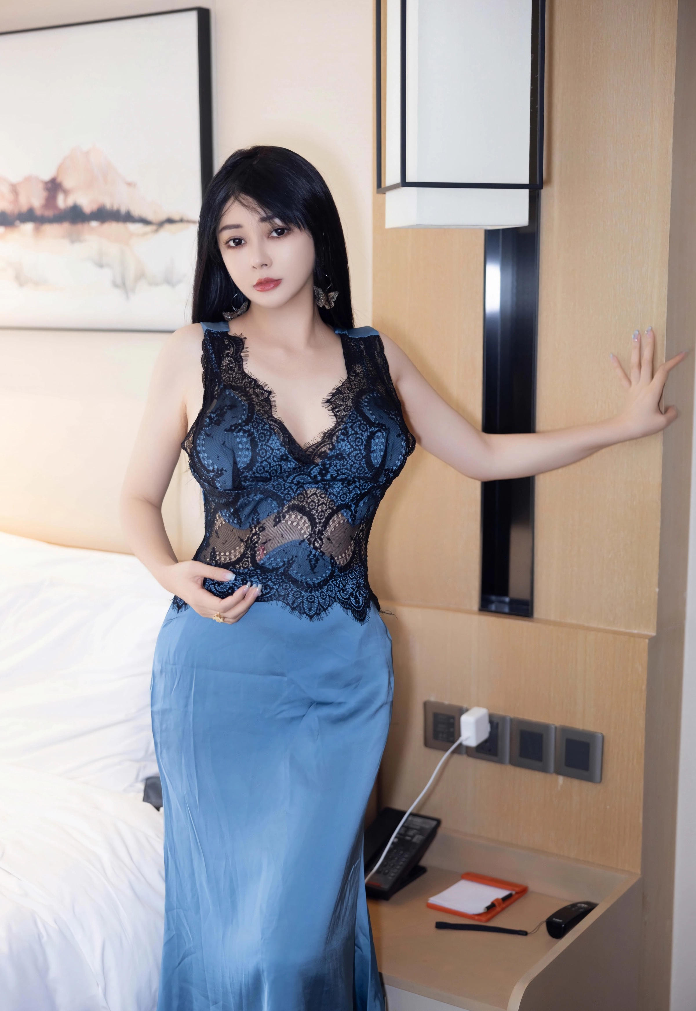 [HuaYang花漾写真] 2025.12.03 VOL.652 凯竹法师～ 蓝色连衣裙 白色丝袜 性感写真 [77+1P]