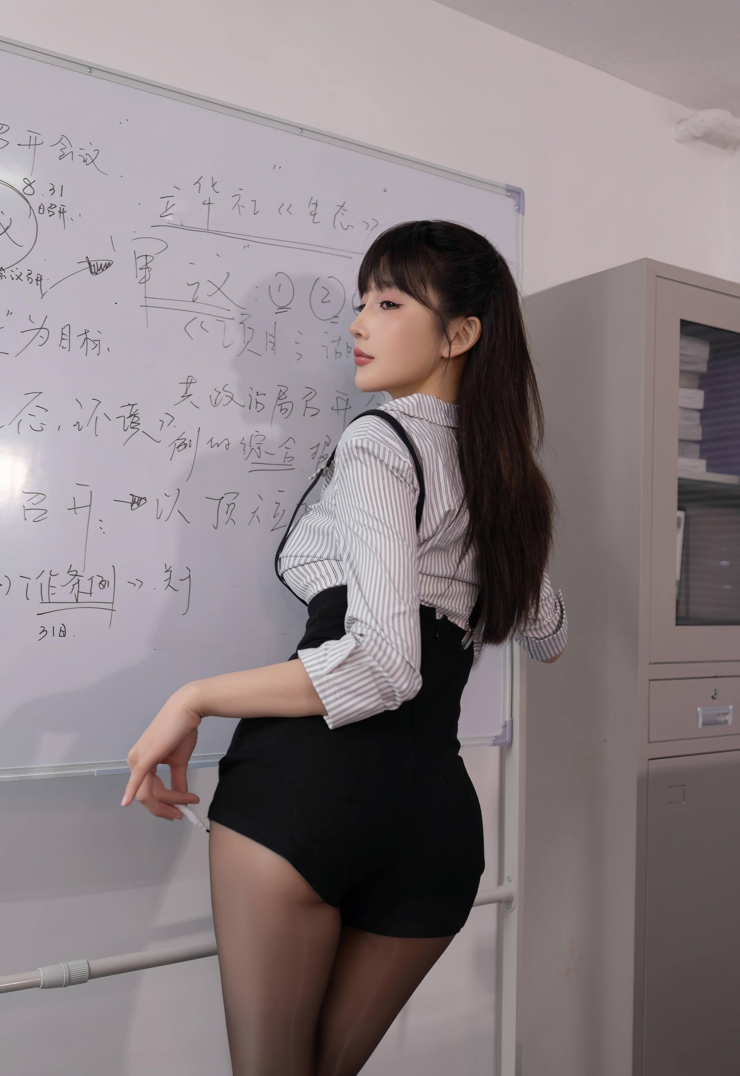 [XiuRen秀人网] 2025.12.04 No.11070 陆萱萱 OL服饰 魅惑黑丝 性感写真 [80+1P]