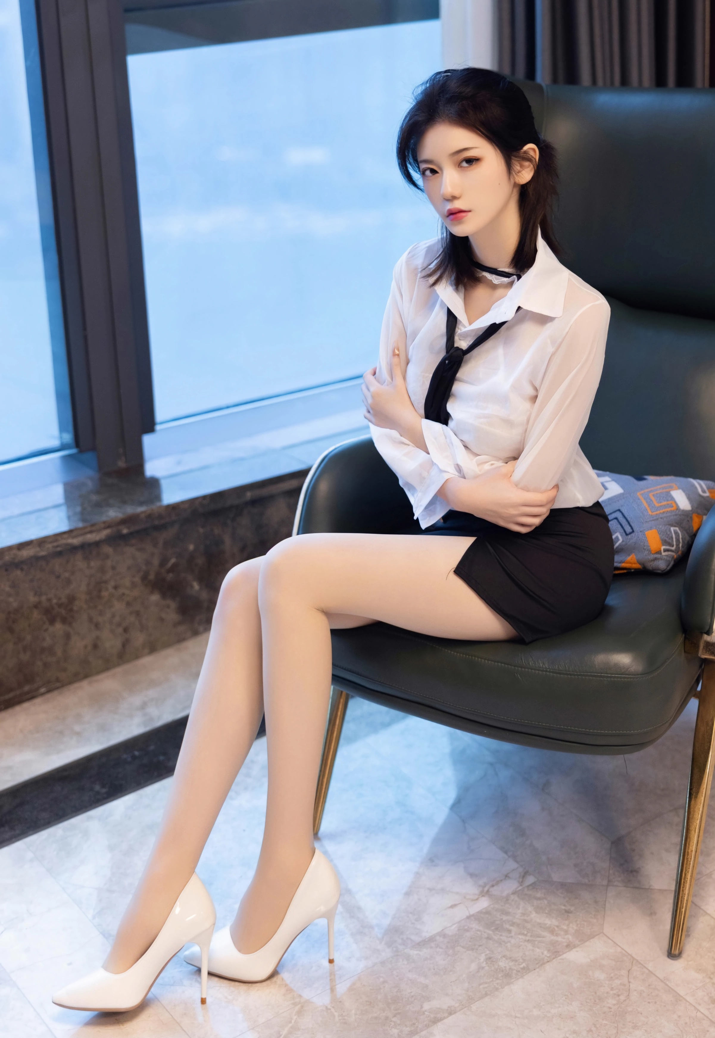 [XiuRen秀人网] 2025.12.05 No.11077 凌七七 OL服饰 肉色丝袜 性感写真 [80+1P]