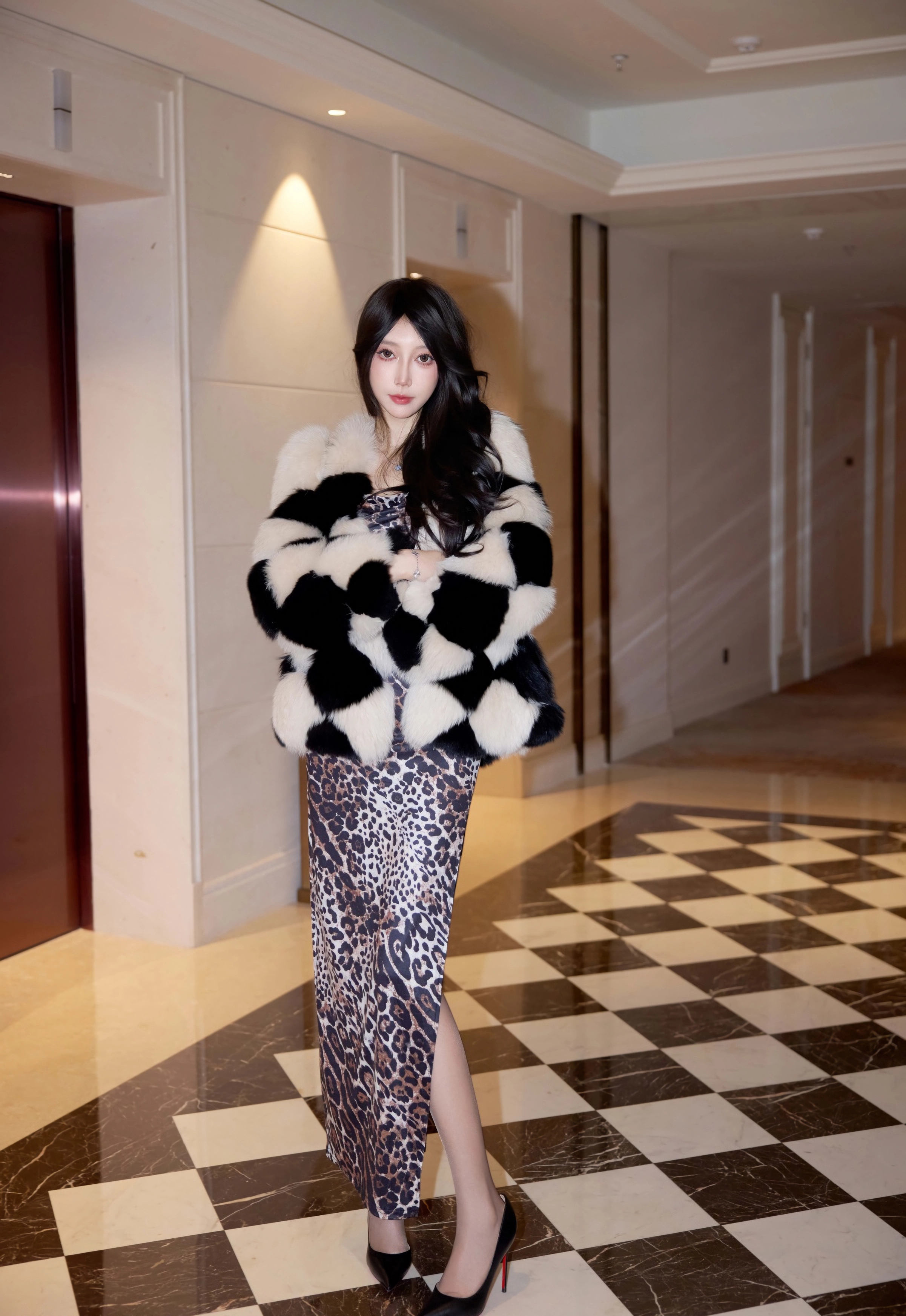 [XiuRen秀人网] 2025.12.08 No.11082 玥儿玥er 豹纹吊带 性感魅惑黑丝 江浙沪旅拍写真 [74+1P]