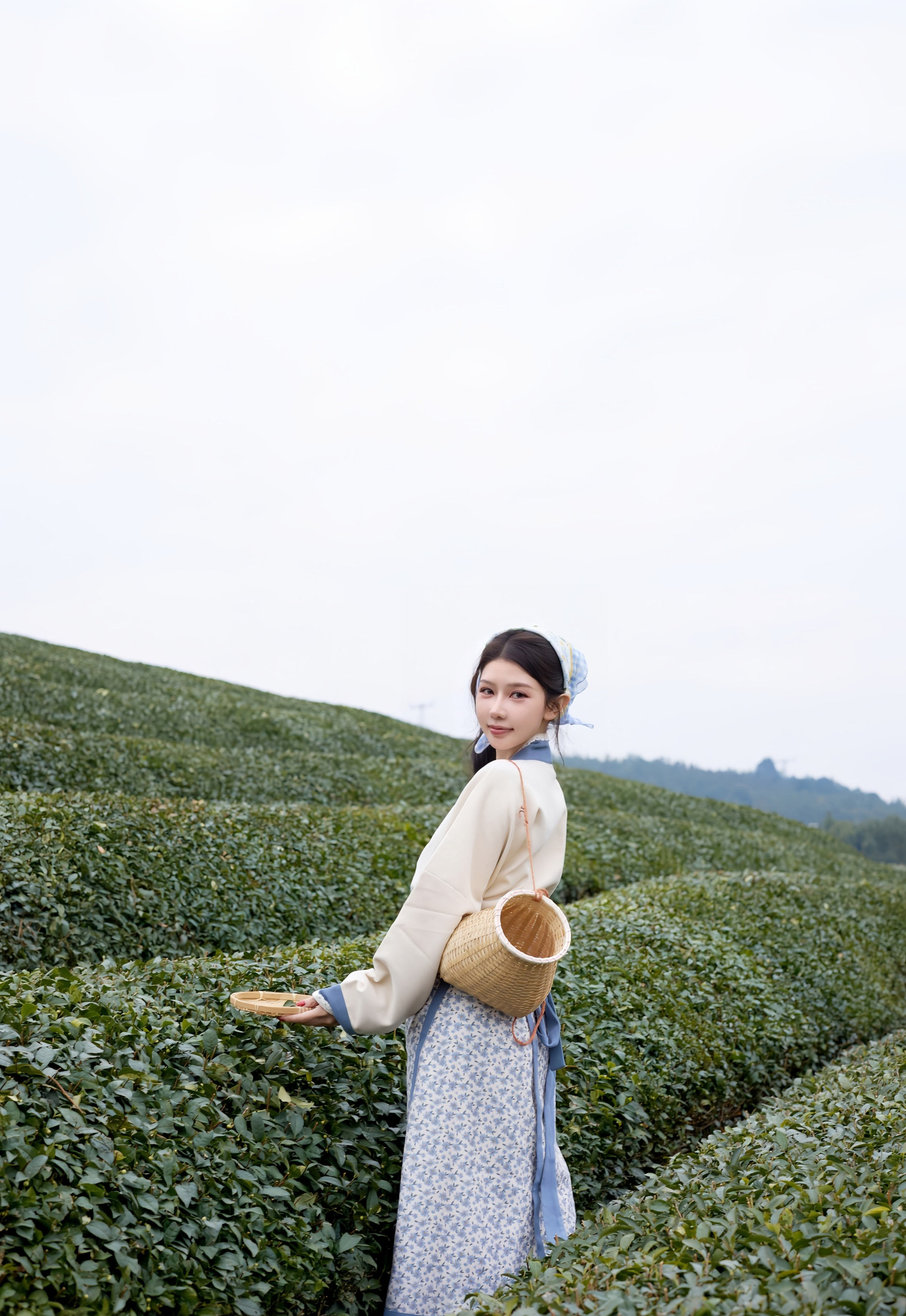 [XiuRen秀人网] 2025.12.11 No.11098 尹甜甜 采茶姑娘装扮 性感写真 [61+1P]