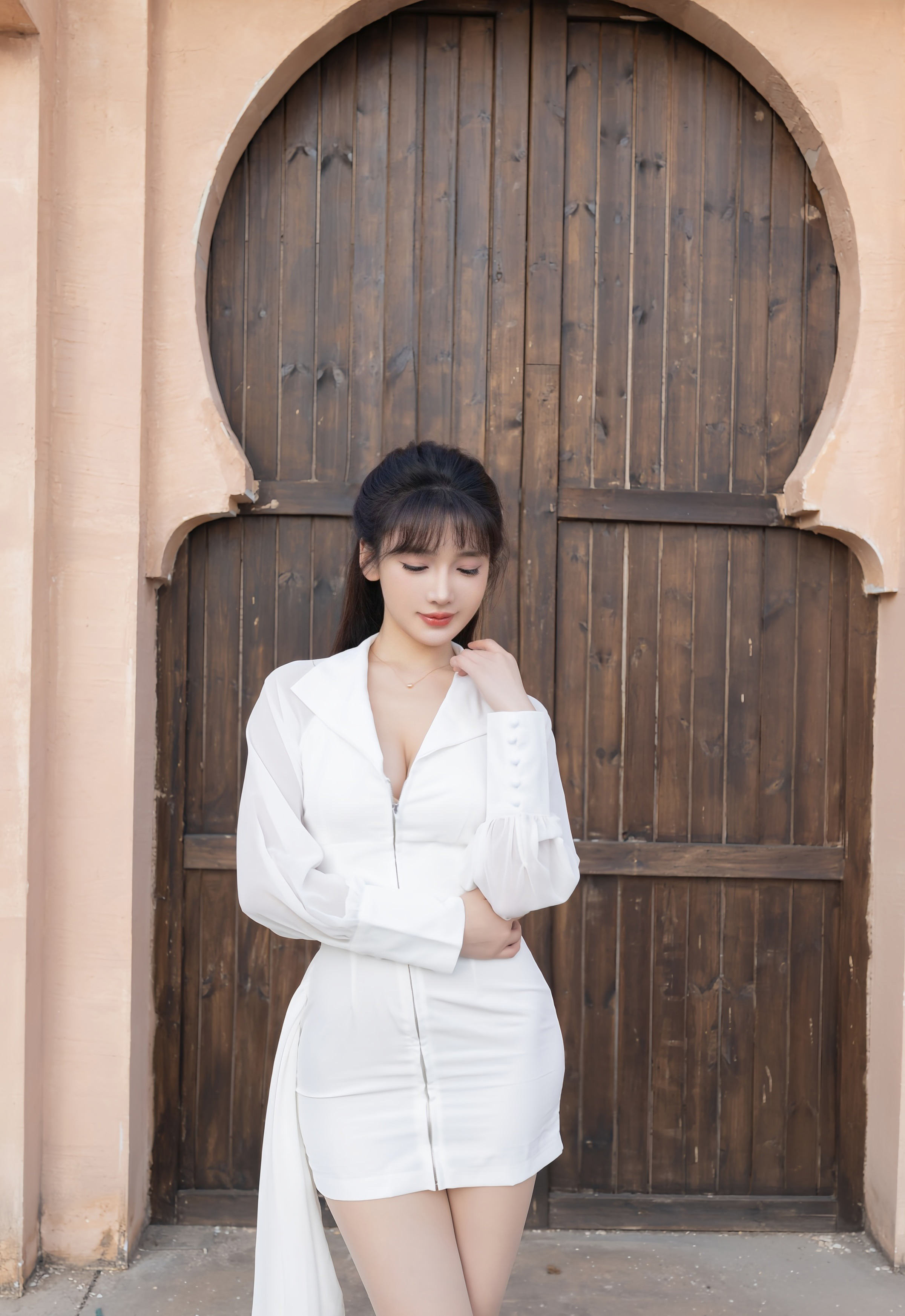 [XiuRen秀人网] 2025.12.11 No.11100 陆萱萱 白色套装 性感诱人肉色丝袜 西安旅拍写真 [80+1P]