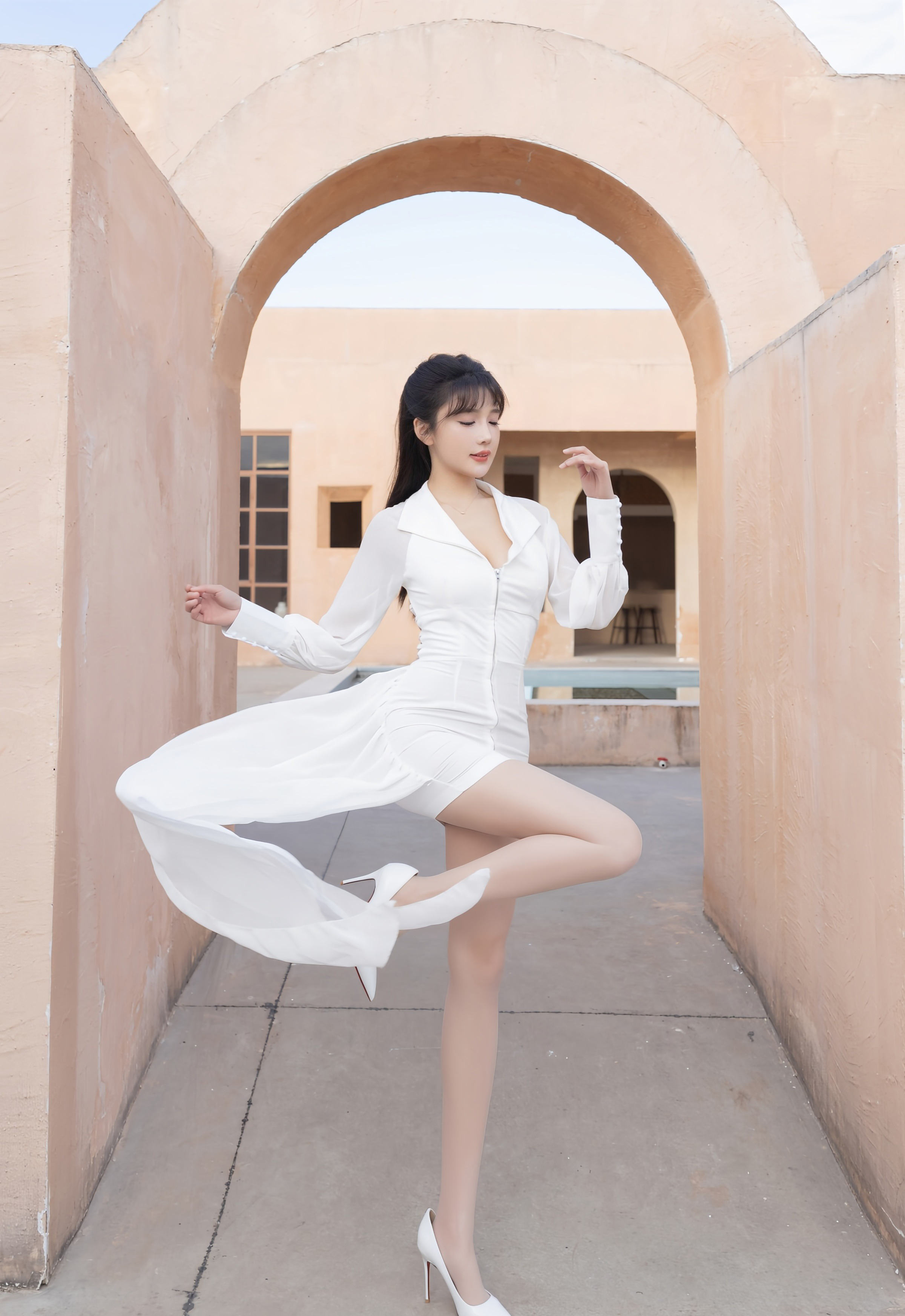 [XiuRen秀人网] 2025.12.11 No.11100 陆萱萱 白色套装 性感诱人肉色丝袜 西安旅拍写真 [80+1P]