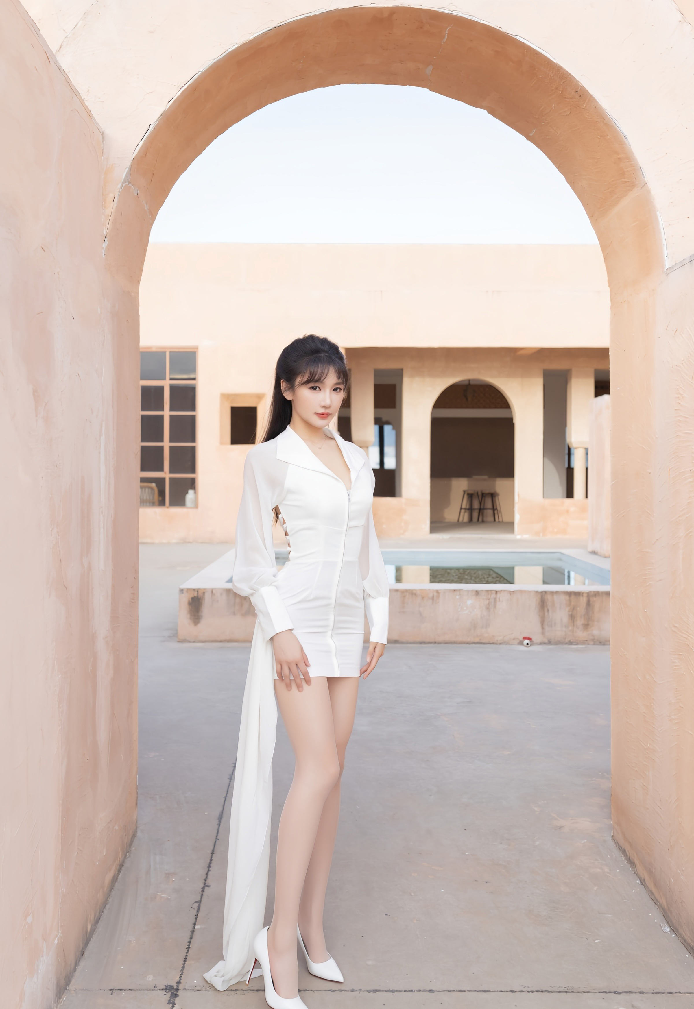 [XiuRen秀人网] 2025.12.11 No.11100 陆萱萱 白色套装 性感诱人肉色丝袜 西安旅拍写真 [80+1P]