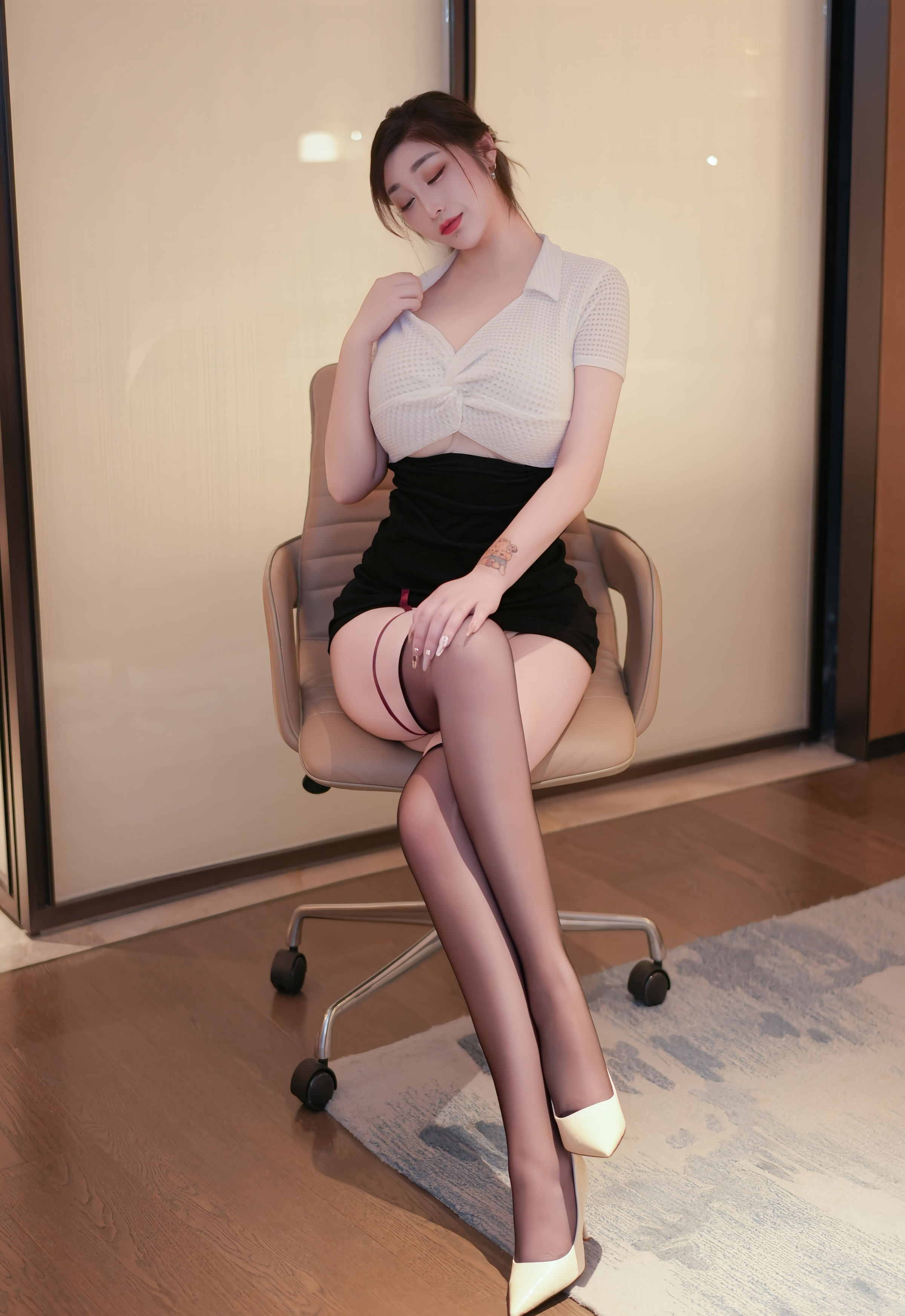 [XiuRen秀人网] 2025.12.12 No.11102 妲己_Toxic 感黑色包臀裙 性感写真 [76+1P]