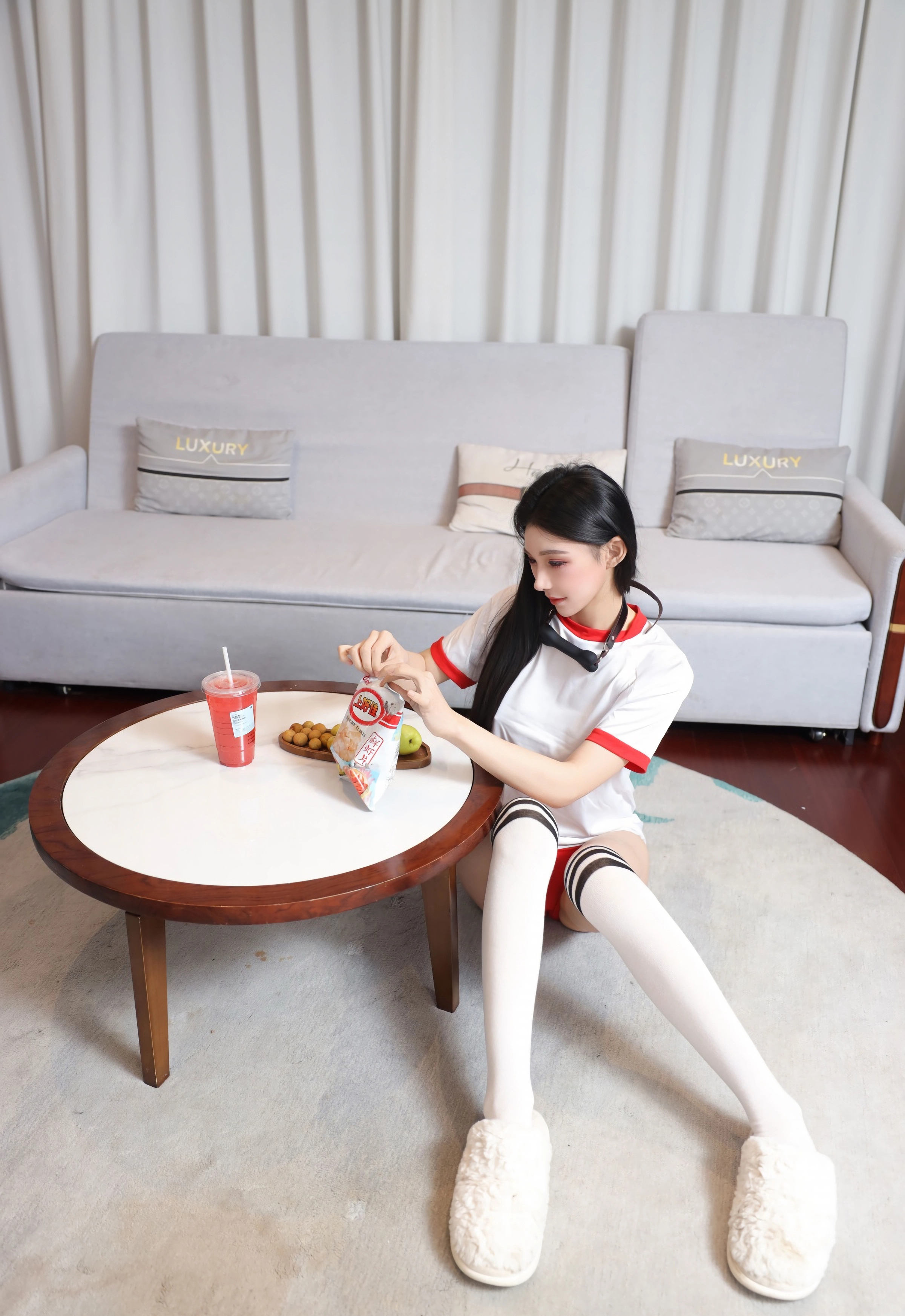 [XiuRen秀人网] 2025.12.16 No.11110 许微微呀 白色T恤 白色丝袜 性感写真 [86+1P]