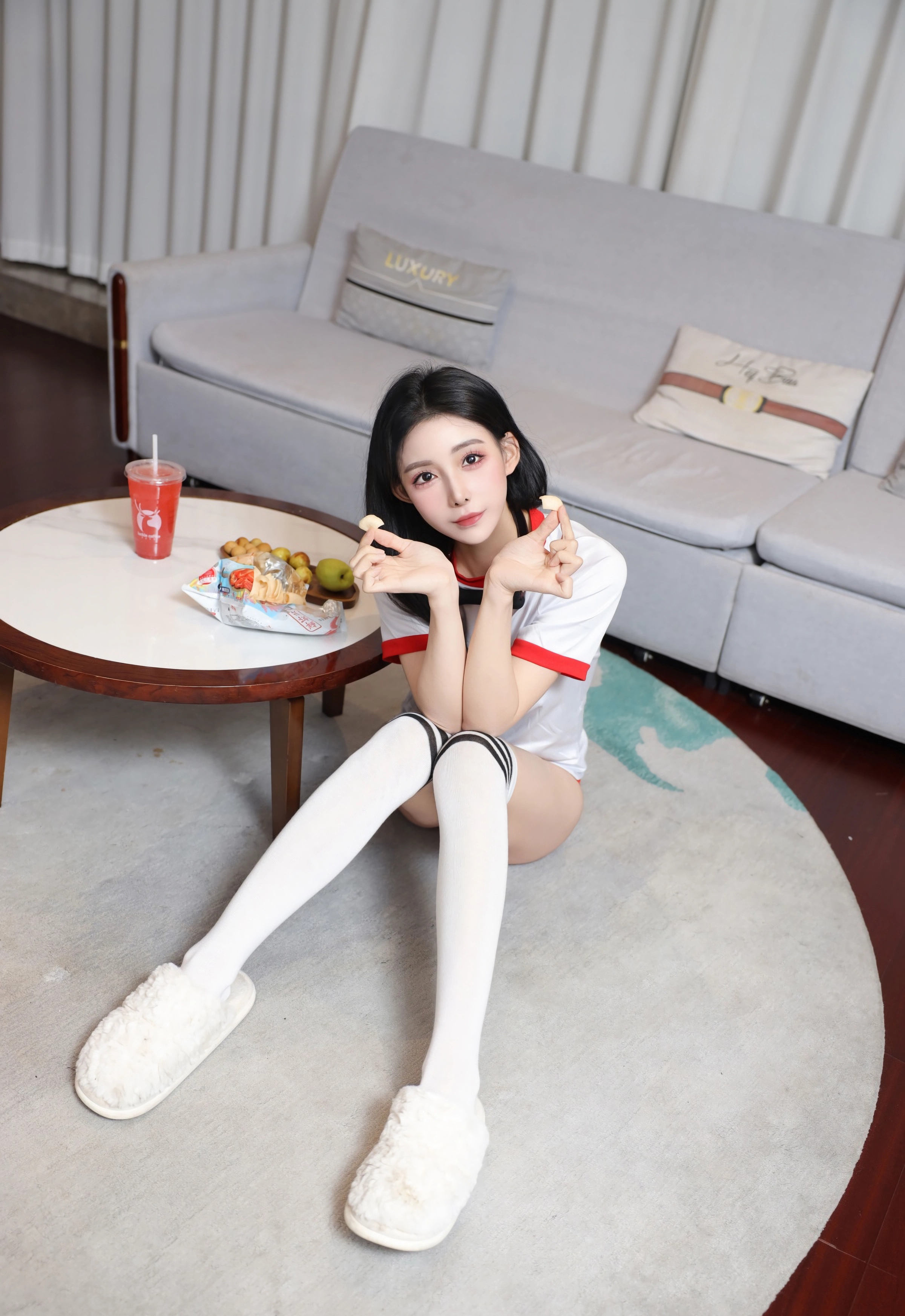 [XiuRen秀人网] 2025.12.16 No.11110 许微微呀 白色T恤 白色丝袜 性感写真 [86+1P]