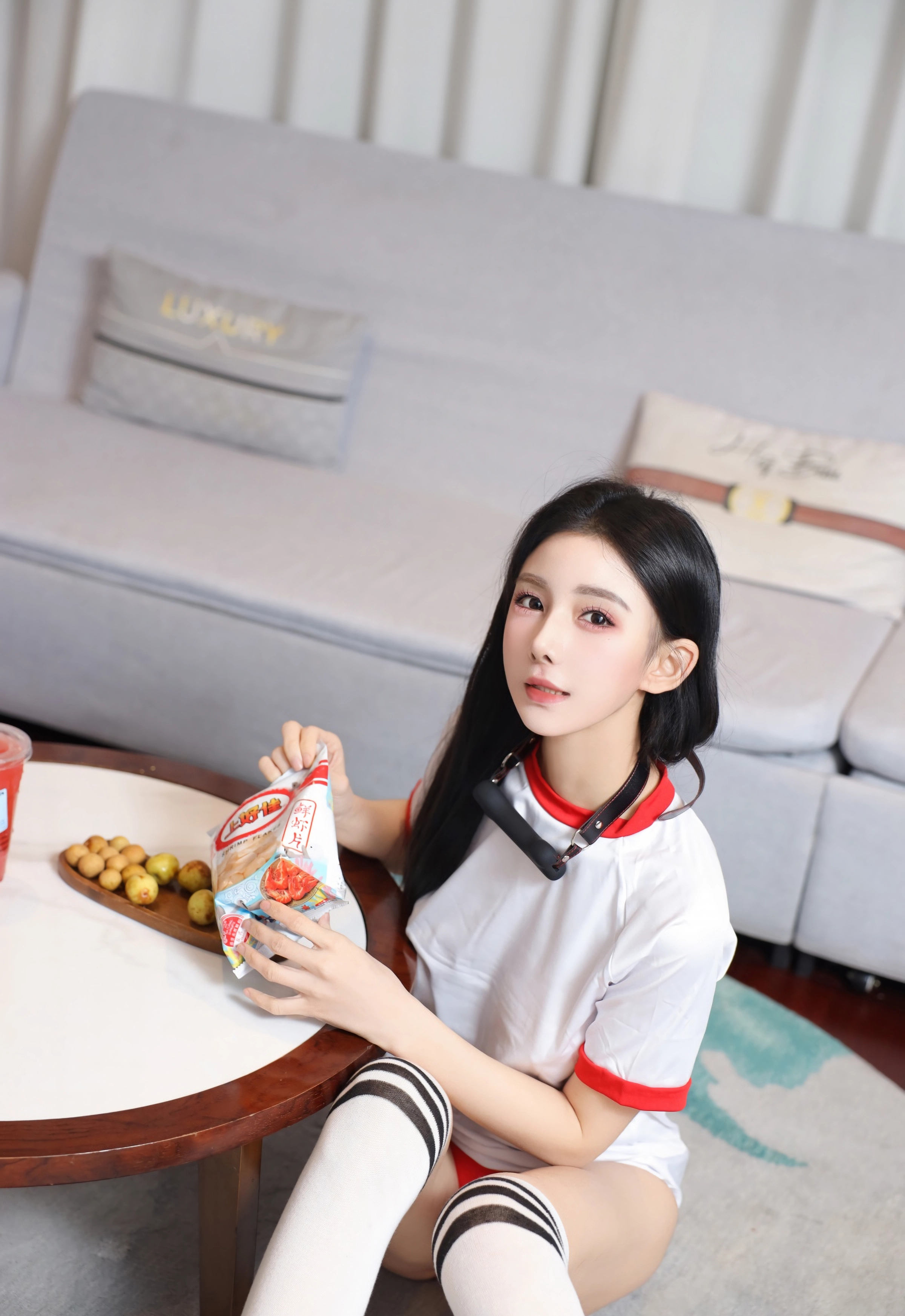 [XiuRen秀人网] 2025.12.16 No.11110 许微微呀 白色T恤 白色丝袜 性感写真 [86+1P]