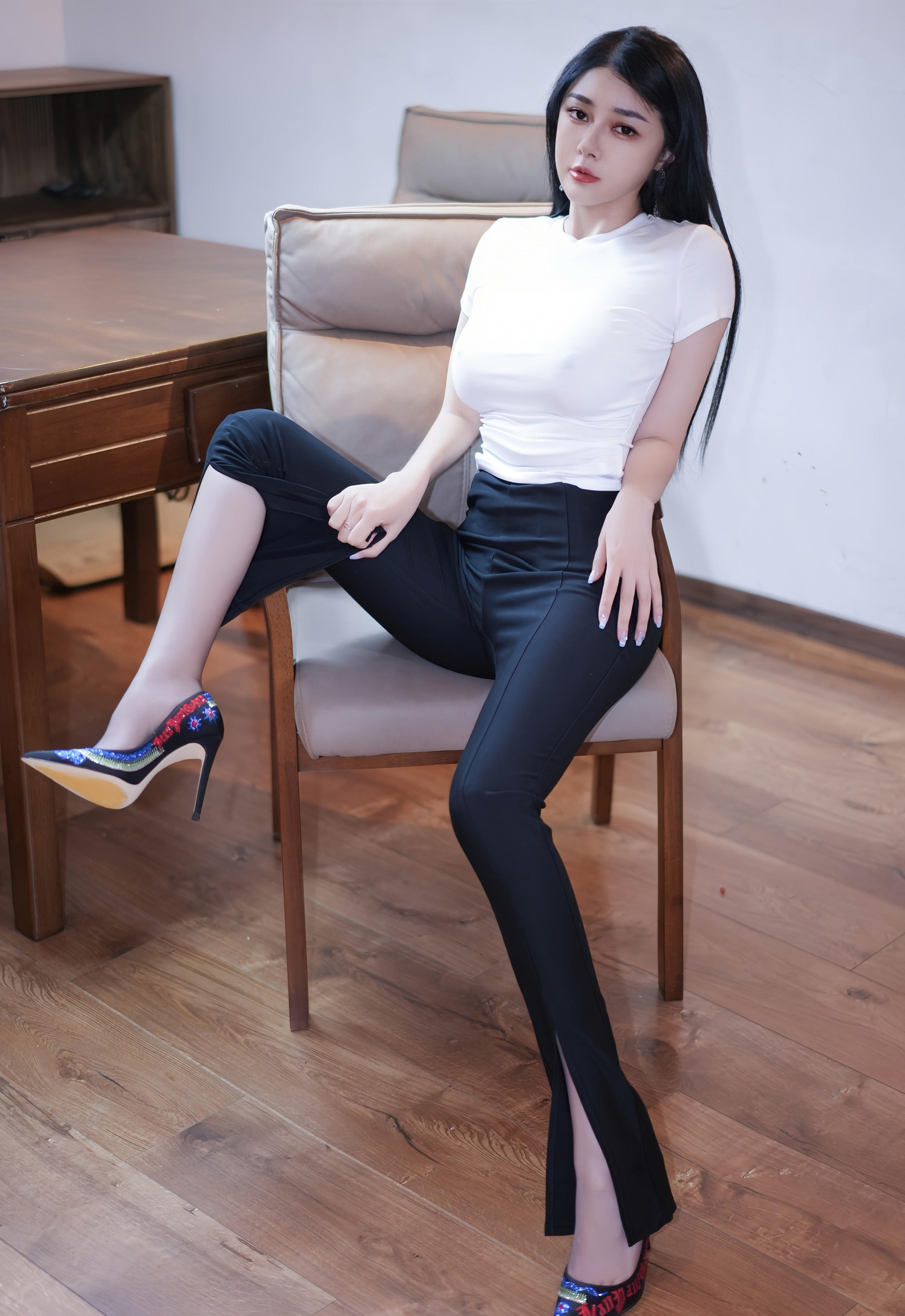 [XiuRen秀人网] 2025.12.23 No.11142 凯竹法师～ 白色T恤 灰色丝袜 性感写真 [60+1P]