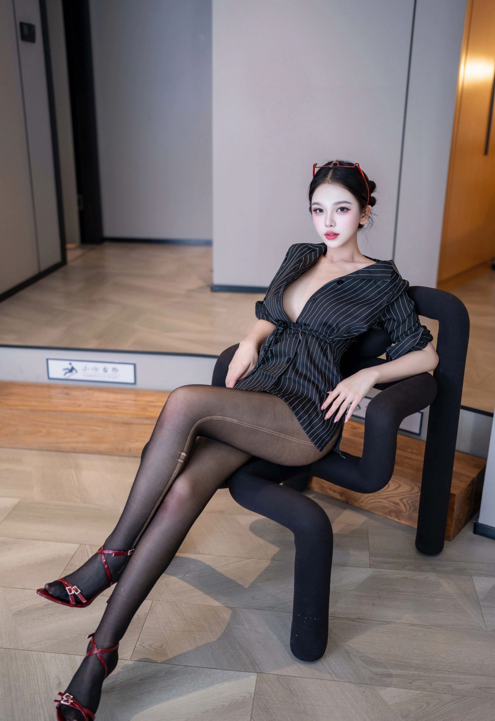 [XiuRen秀人网] 2025.12.26 No.11160 诺诺子 新人首套写真 黑色衬衫 性感魅惑黑丝 [76+1P]