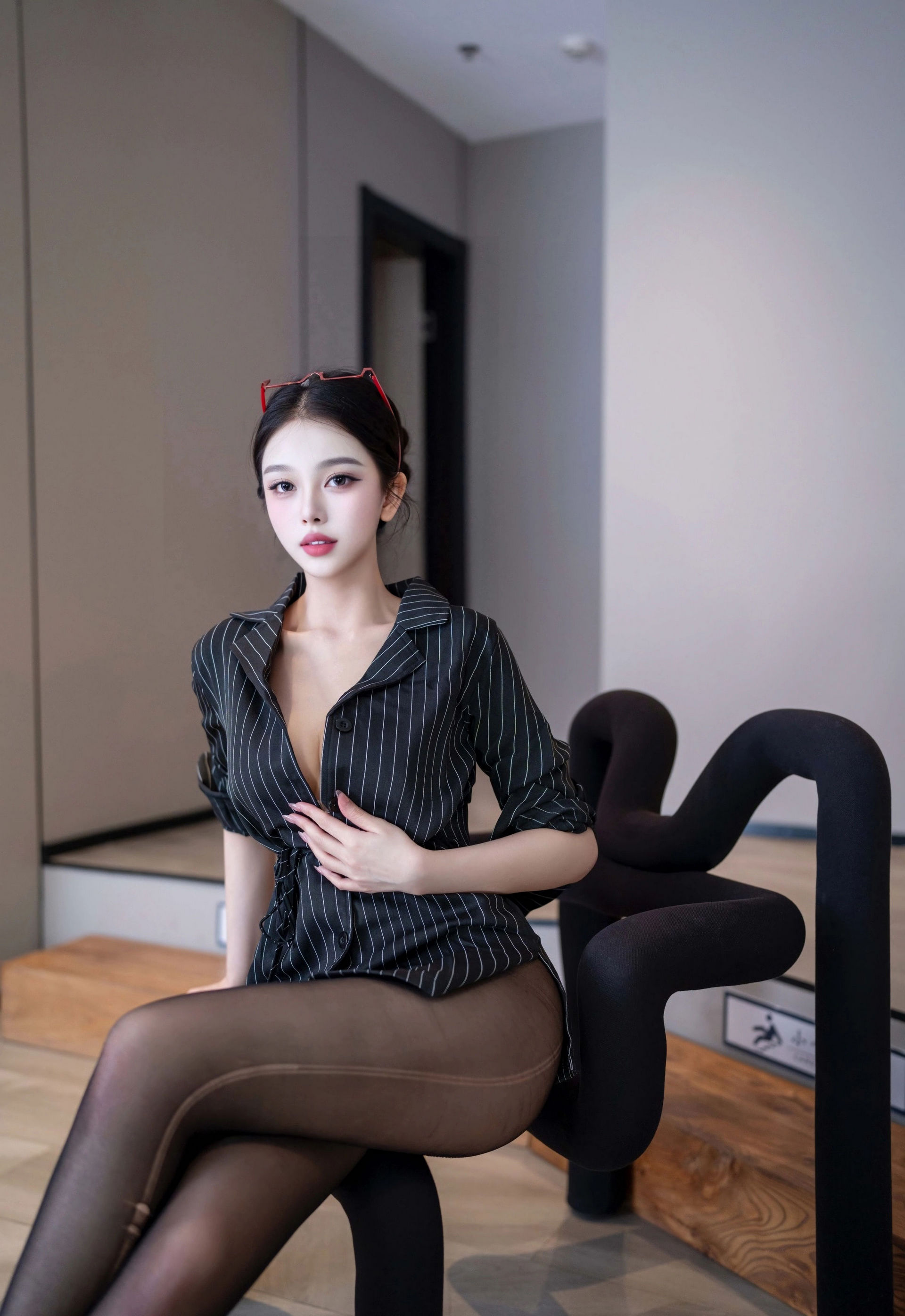 [XiuRen秀人网] 2025.12.26 No.11160 诺诺子 新人首套写真 黑色衬衫 性感魅惑黑丝 [76+1P]