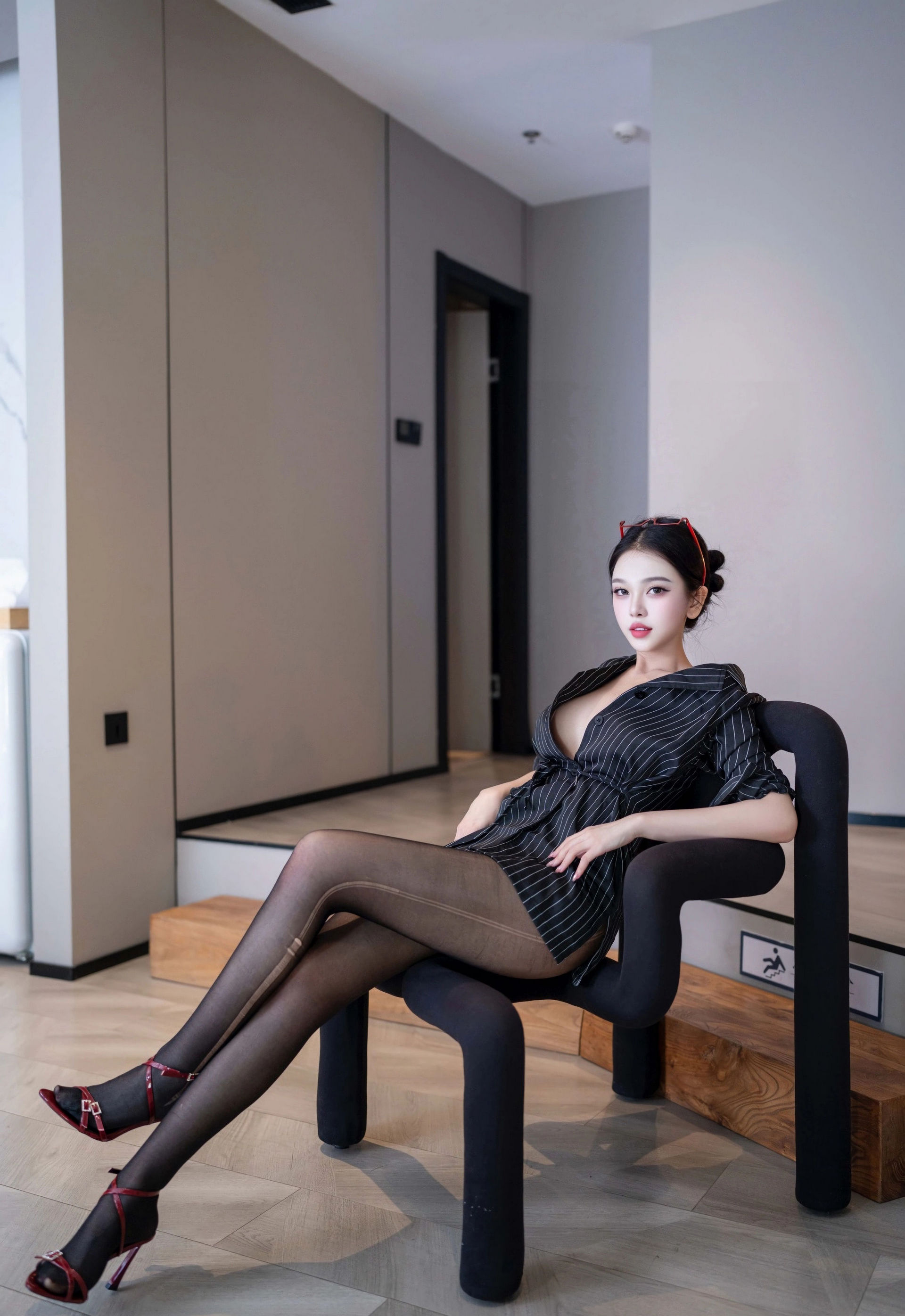 [XiuRen秀人网] 2025.12.26 No.11160 诺诺子 新人首套写真 黑色衬衫 性感魅惑黑丝 [76+1P]