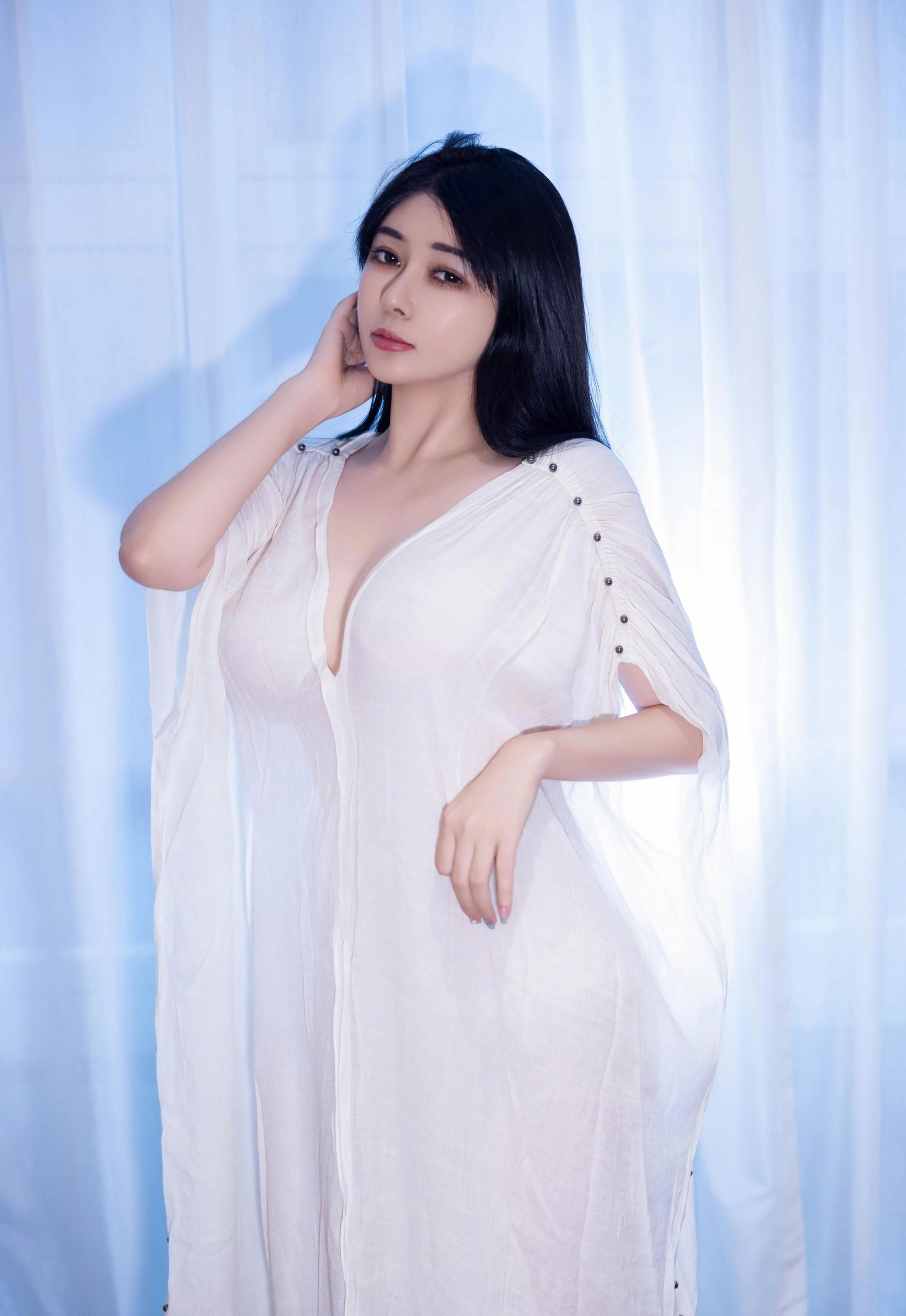 [HuaYang花漾写真] 2025.12.29 VOL.653 凯竹法师～ 白色连衣裙 肉色丝袜 性感写真 [51+1P]