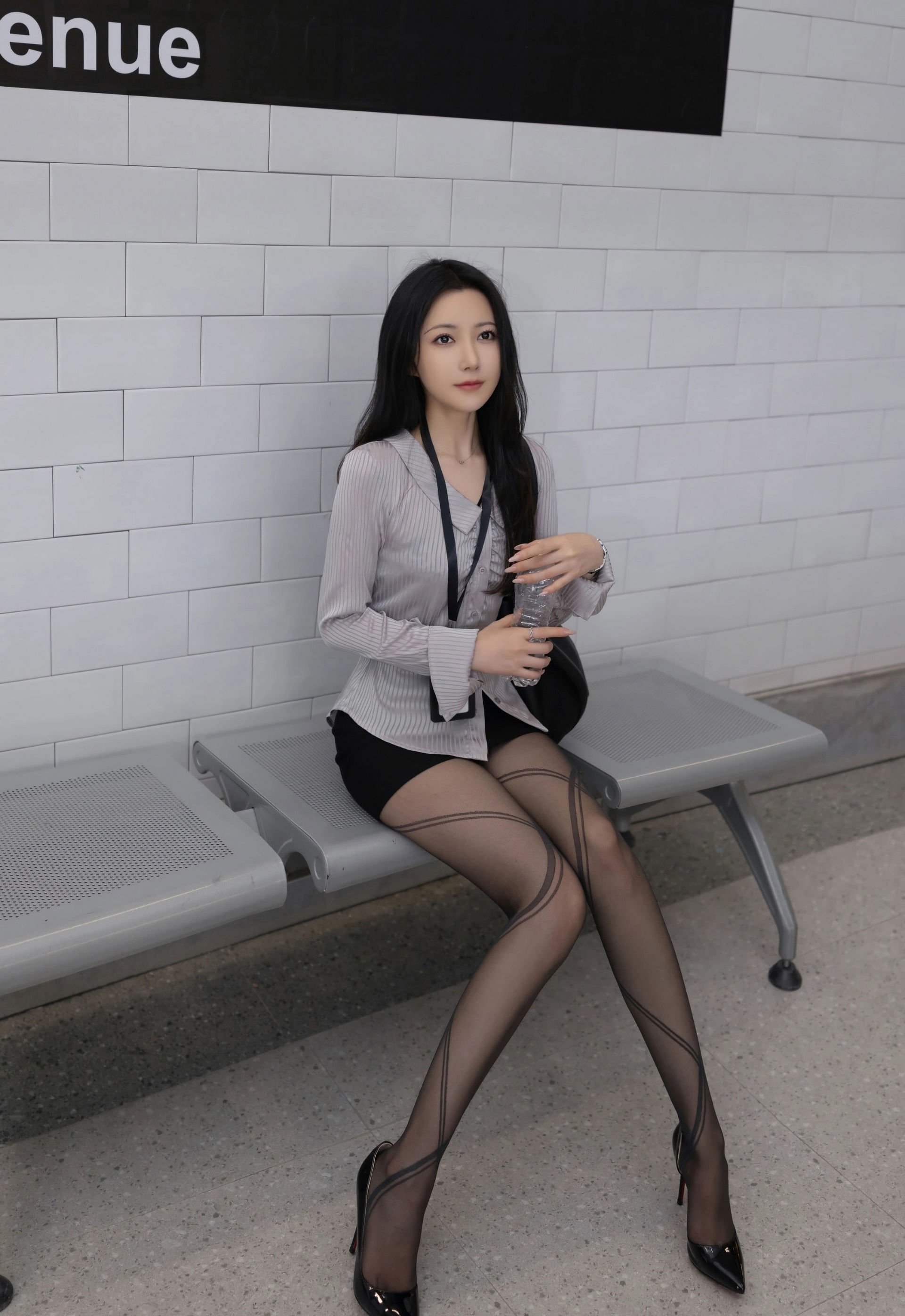 [XiuRen秀人网] 2025.12.31 No.11186 鱼子酱Fish 性感OL服饰 魅惑黑丝 珠海旅拍写真 [78+1P]